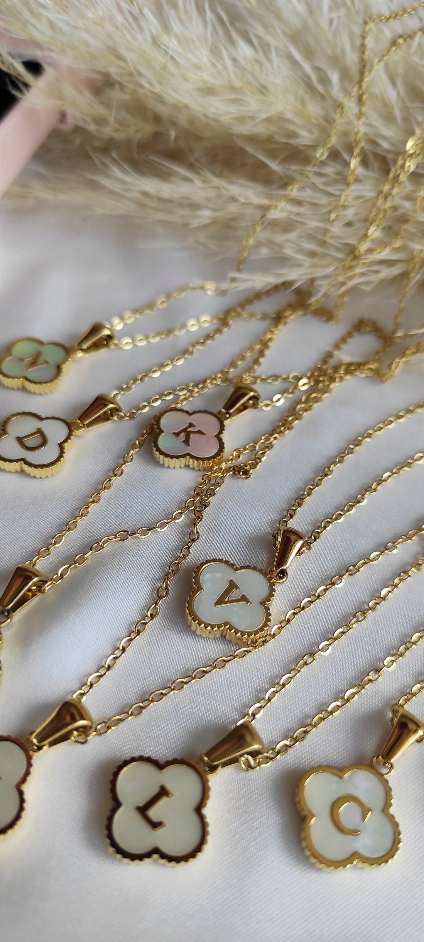 Hermoso collar TREBOL con la primera letra de tu nombre.