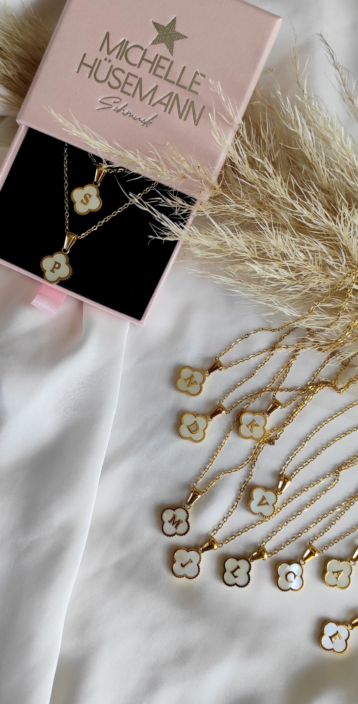 Hermoso collar TREBOL con la primera letra de tu nombre.