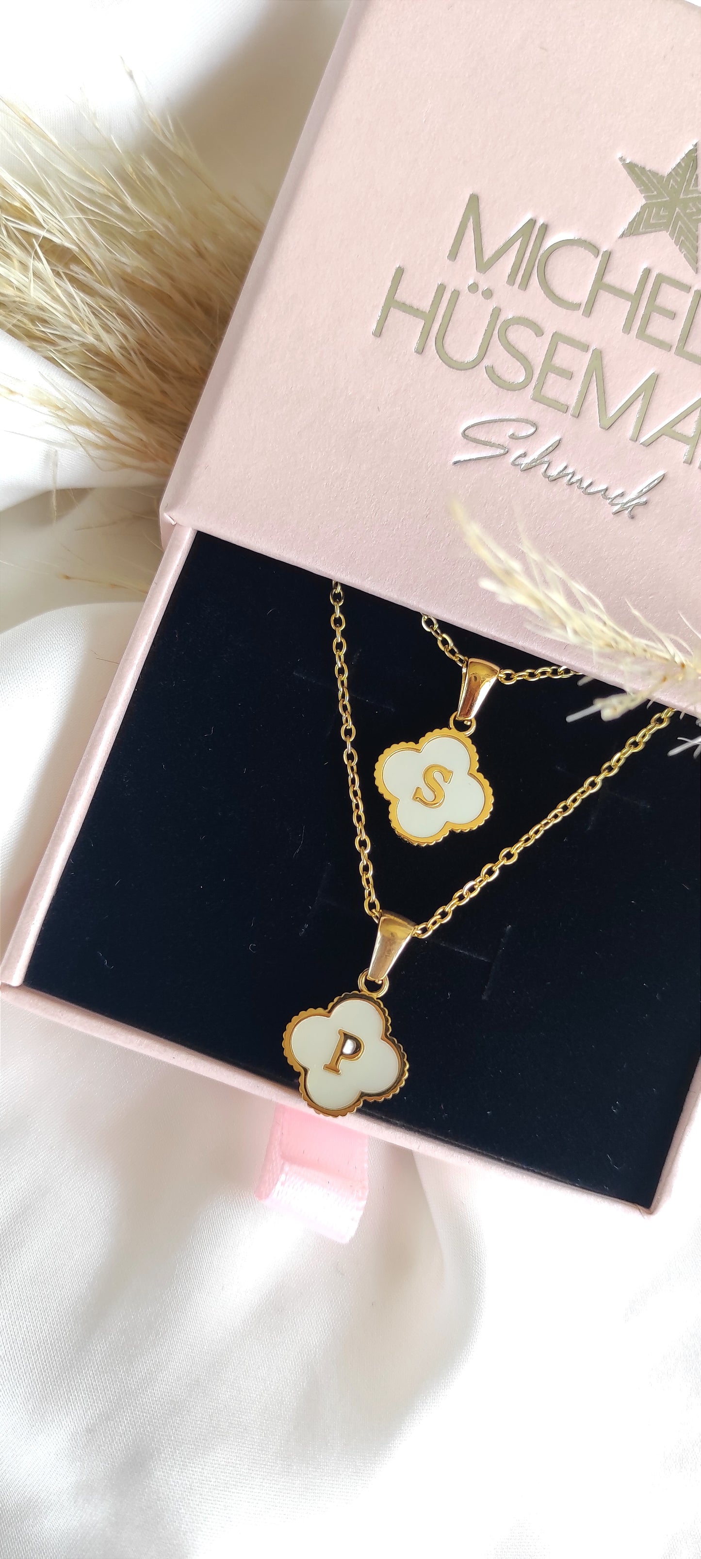 Hermoso collar TREBOL con la primera letra de tu nombre.