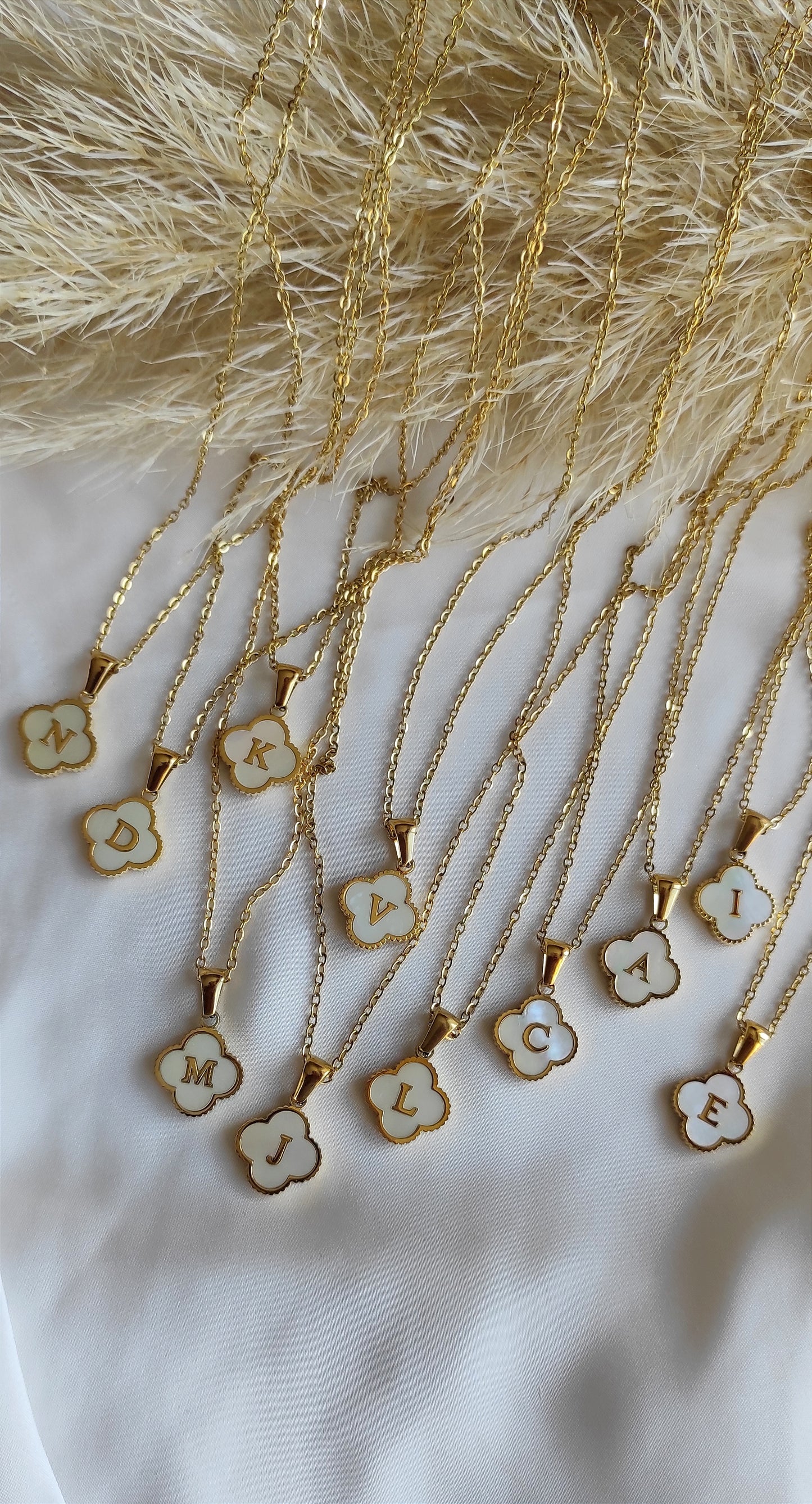 Hermoso collar TREBOL con la primera letra de tu nombre.