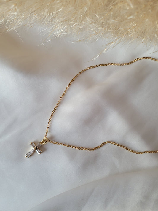 Zarte Halskette VICTORIA aus Edelstahl mit Kreuzanhänger