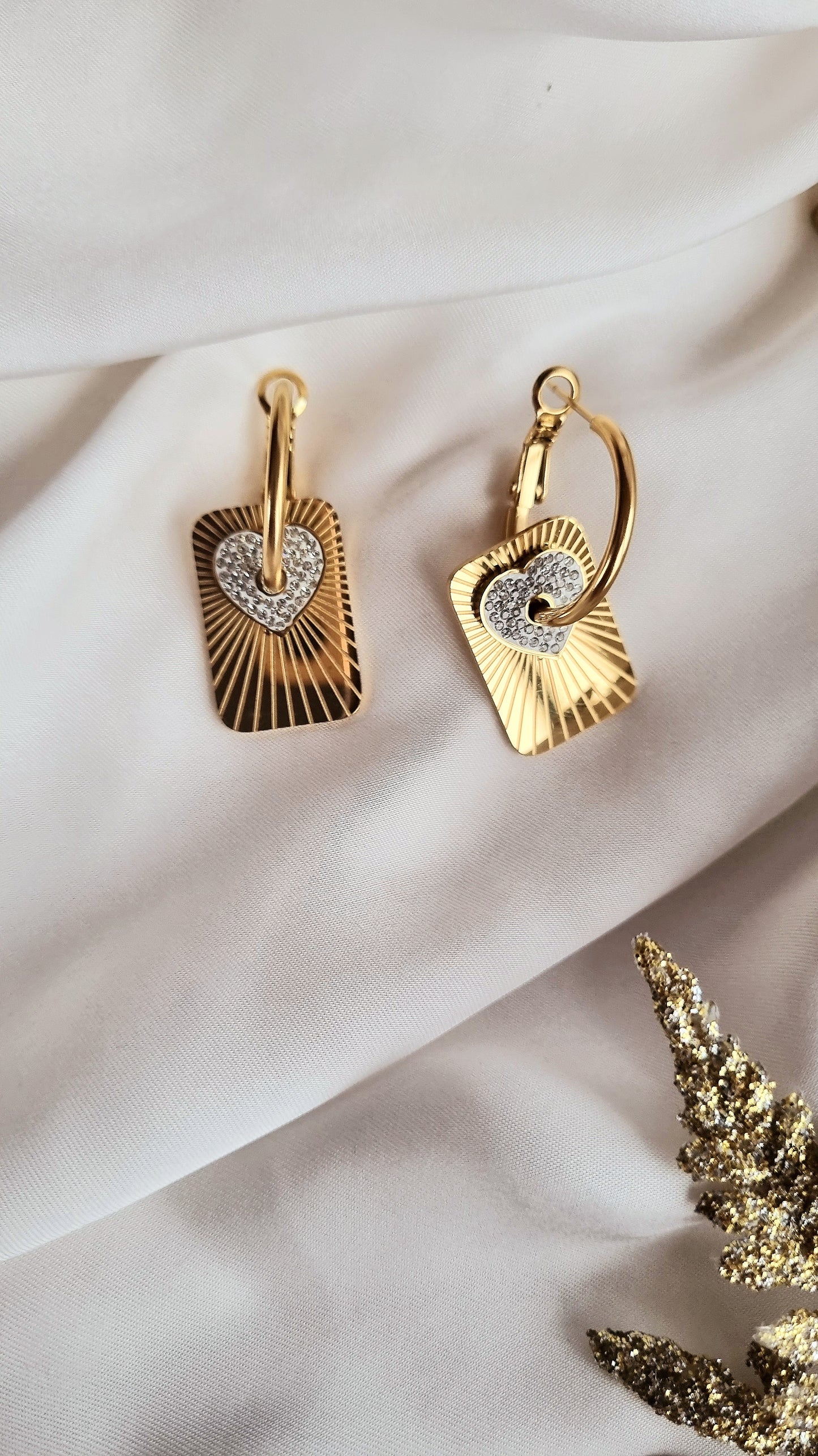 Luxuriöse Hoops LARISA aus Edelstahl mit weißem Zirconiastein