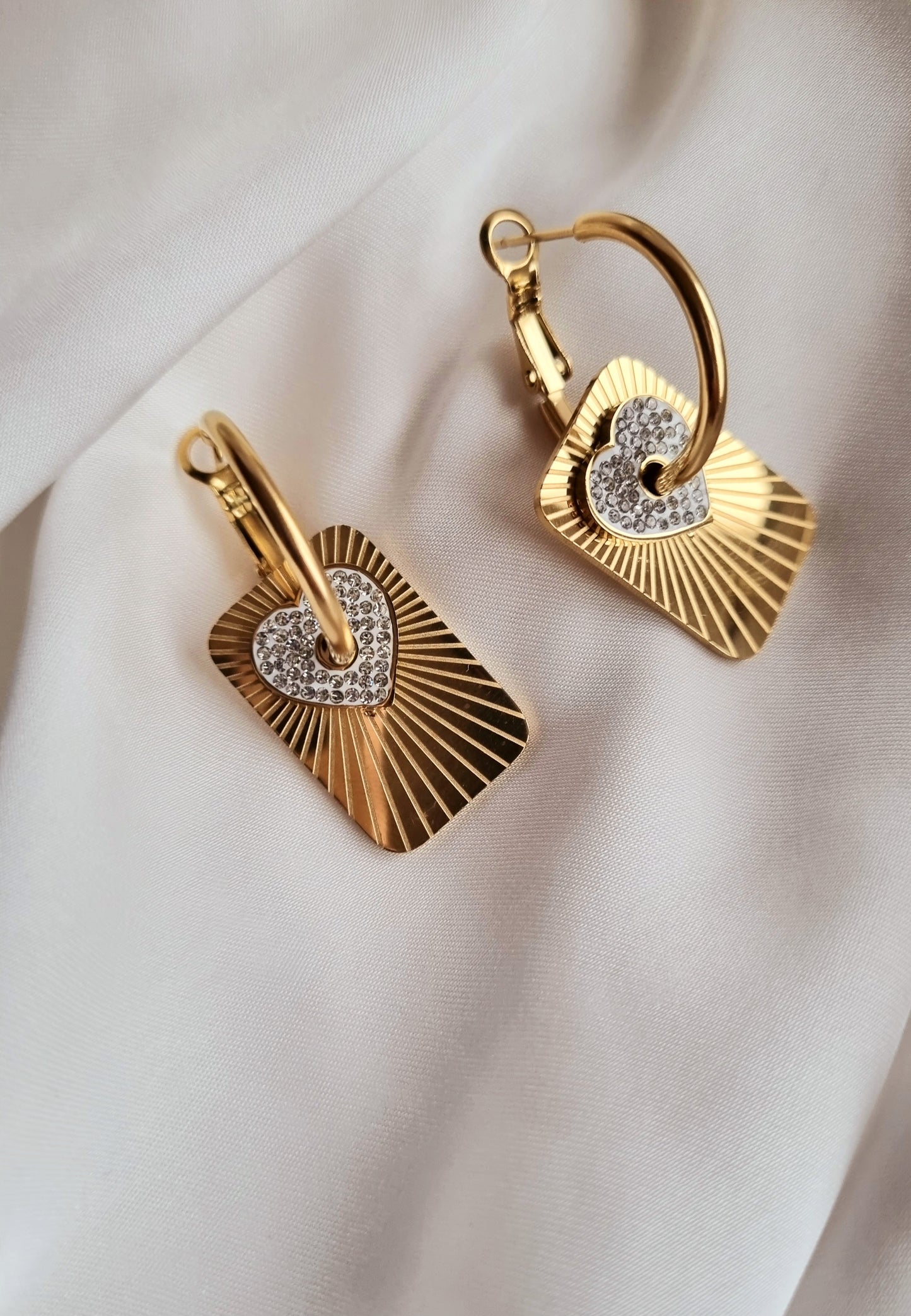 Luxuriöse Hoops LARISA aus Edelstahl mit weißem Zirconiastein