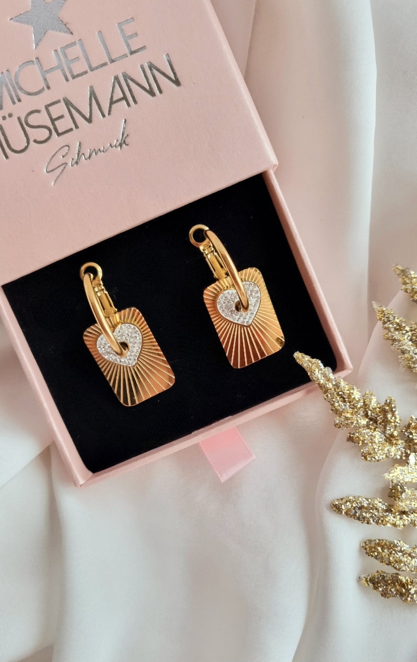 Luxuriöse Hoops LARISA aus Edelstahl mit weißem Zirconiastein