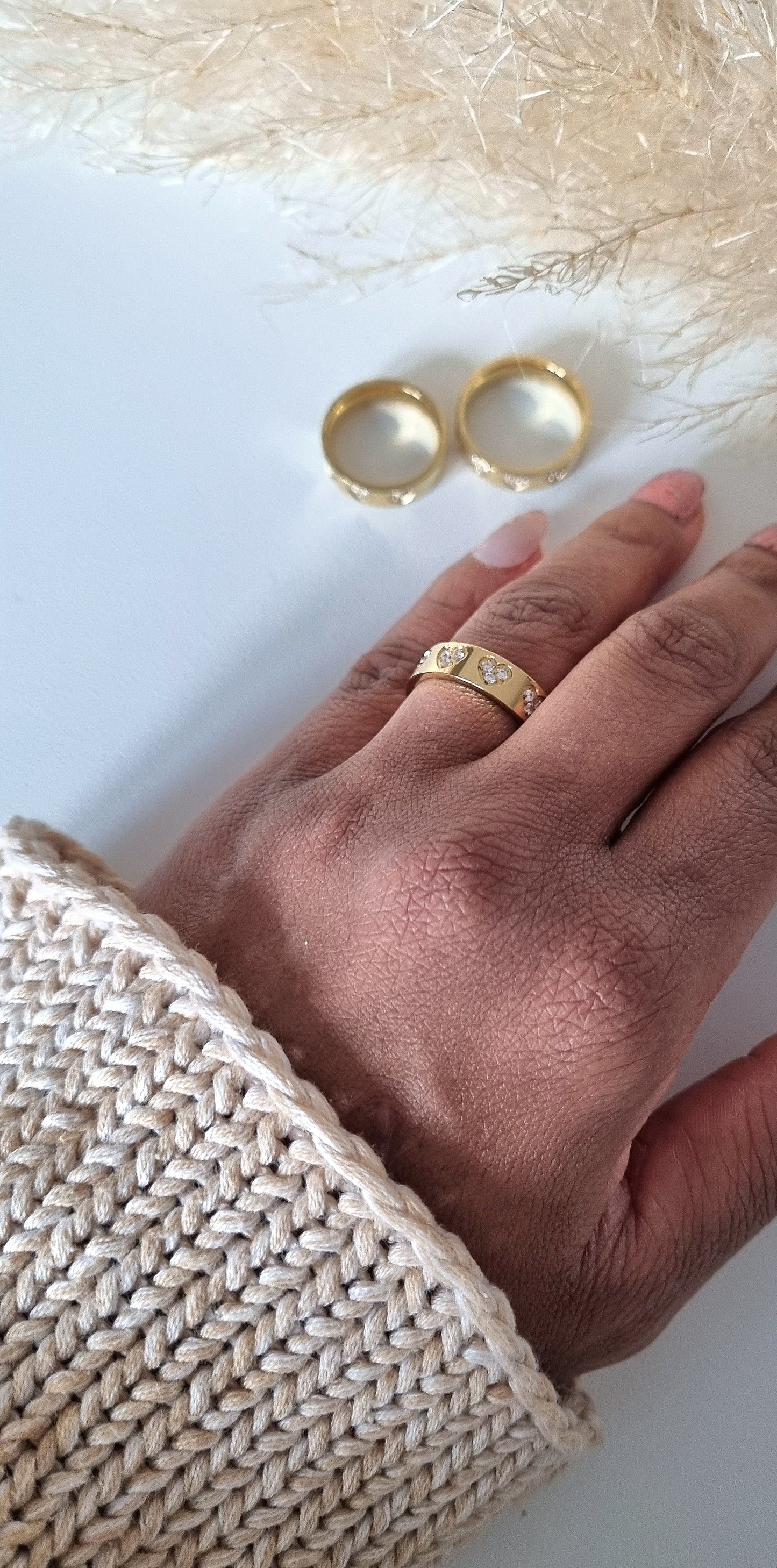 Wunderschöner Ring CARIÑO mit Herzen und kleinen Zirkoniasteinen