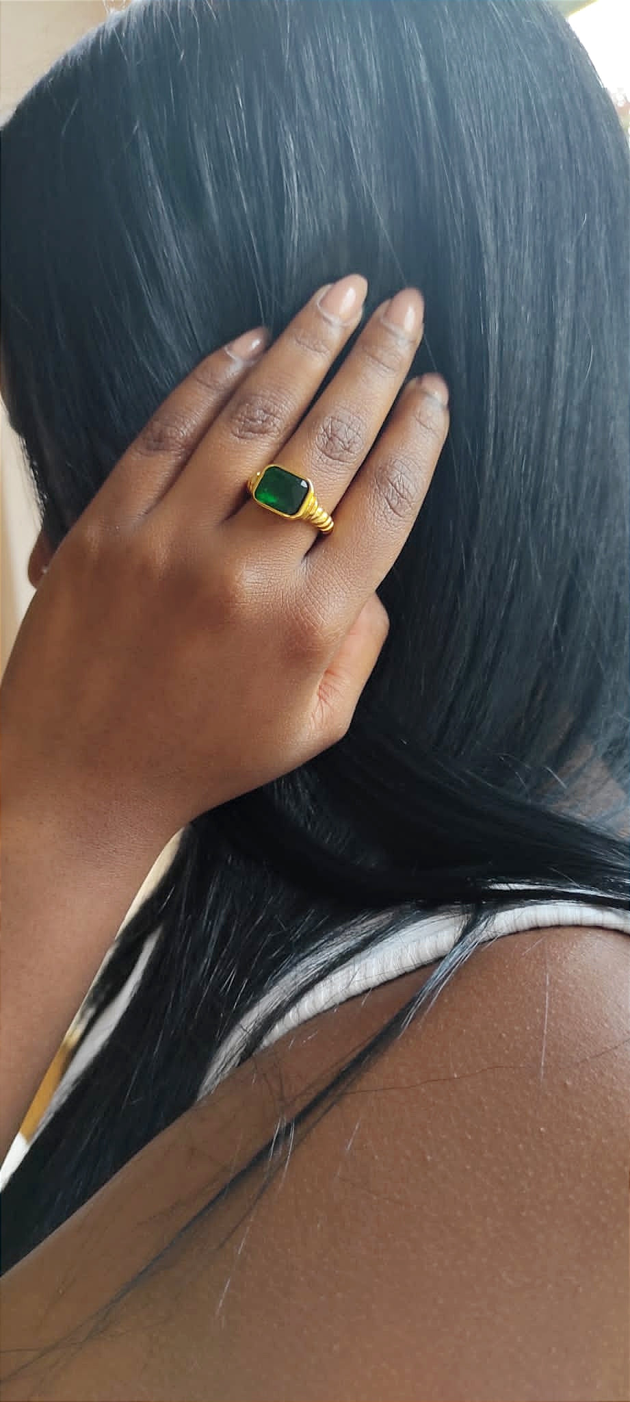 Ring TWISTED mit grünem Stein
