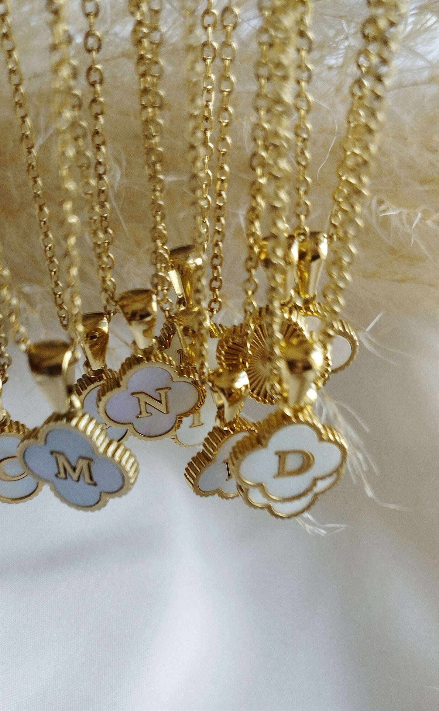 Hermoso collar TREBOL con la primera letra de tu nombre.