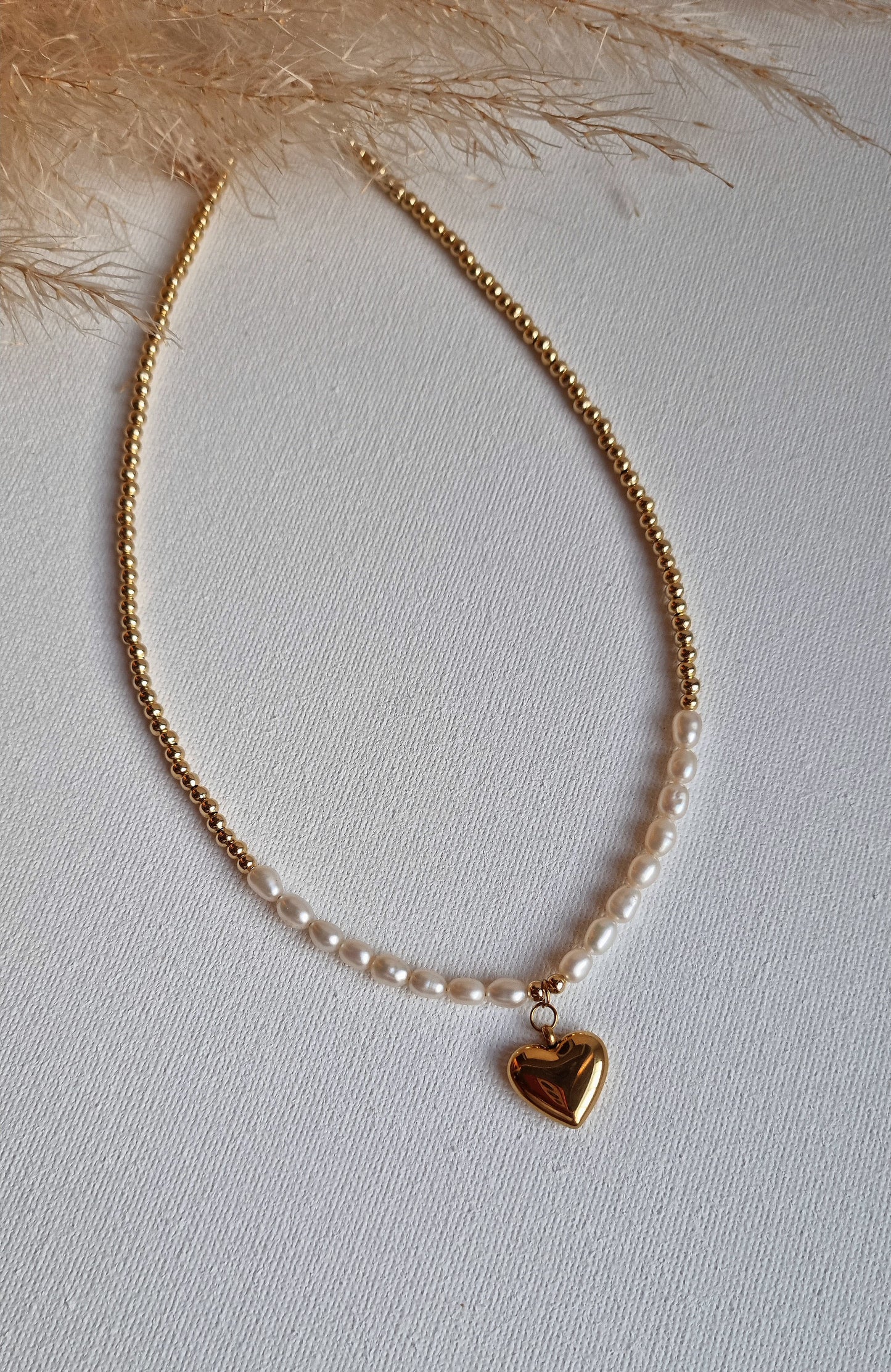 Schöne echte Perlenkette FANTASÍA mit Herzanhänger und goldene Kugeln