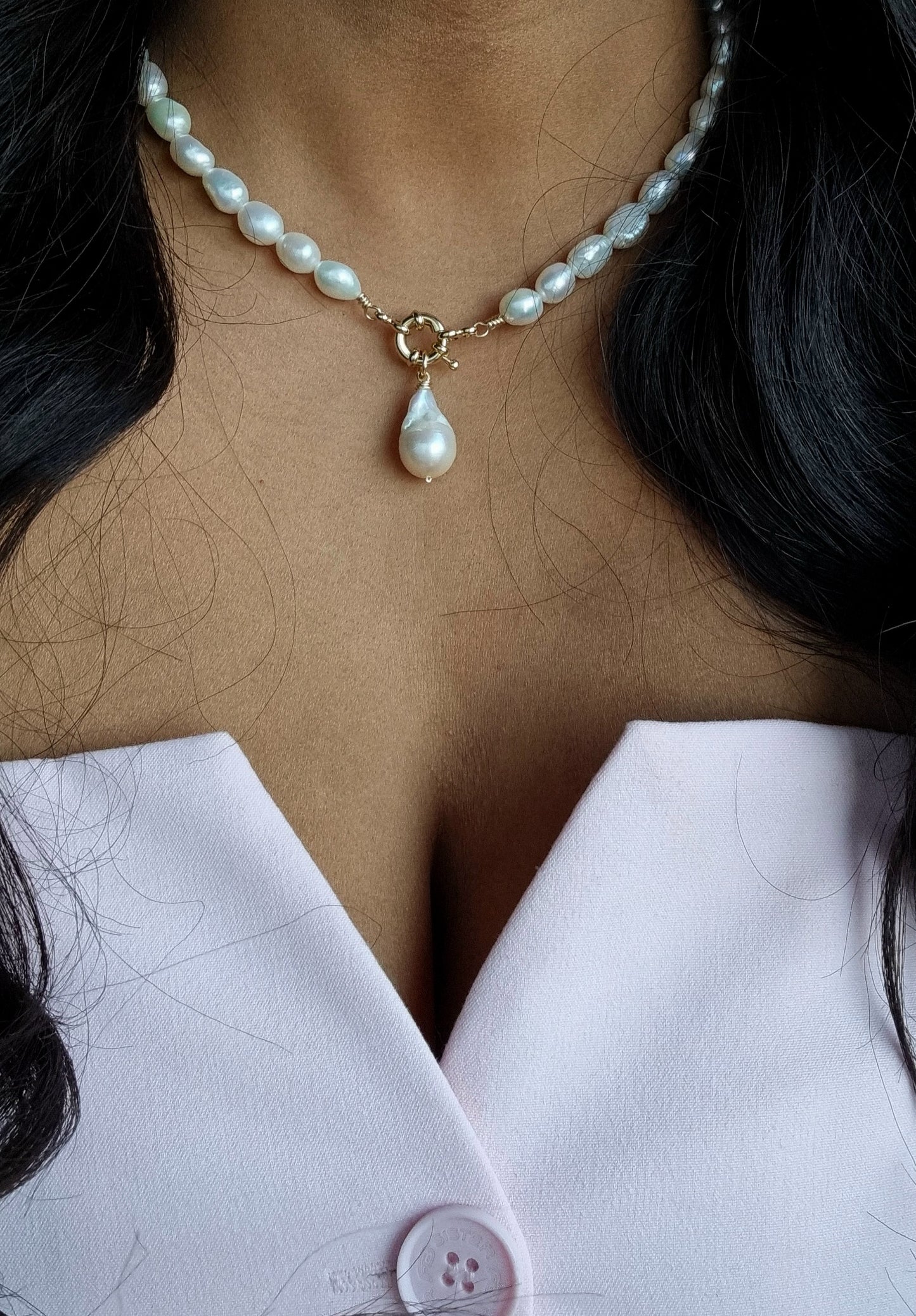 Spektakuläre große ovale Perlenkette CORINA mit Edelstahlverschluss und Barockperlenanhänger.