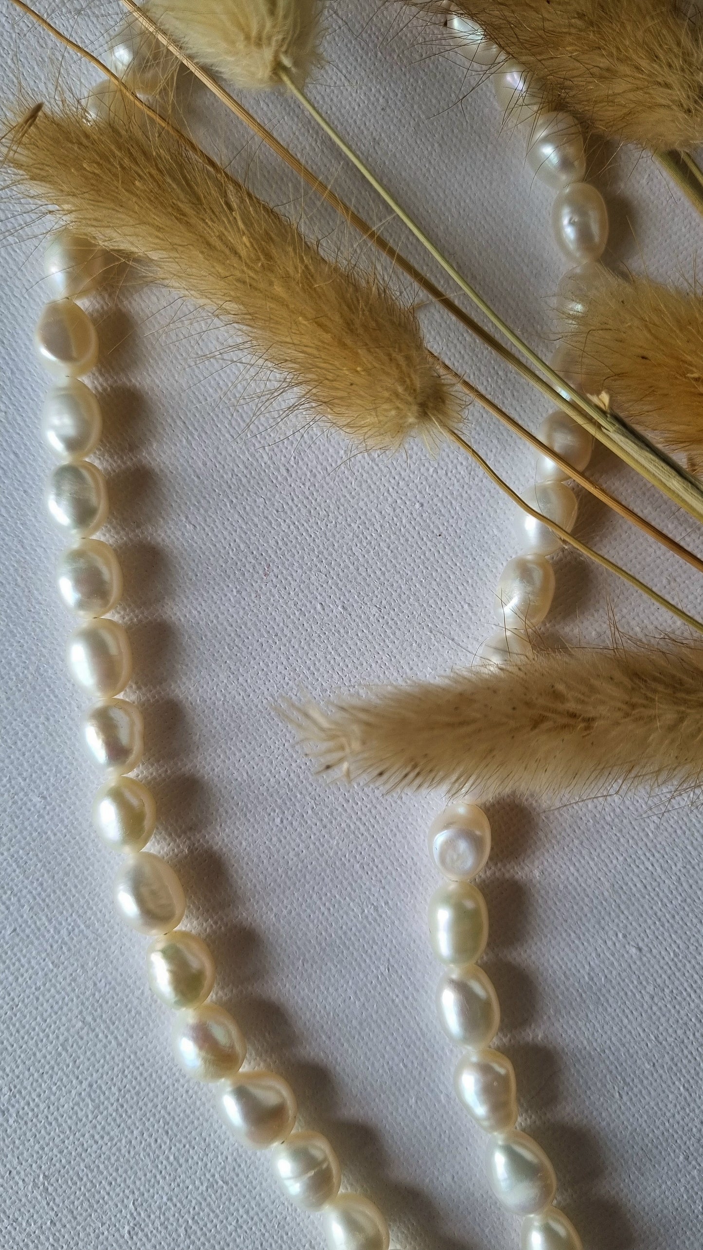 Spektakuläre große ovale Perlenkette CORINA mit Edelstahlverschluss und Barockperlenanhänger.