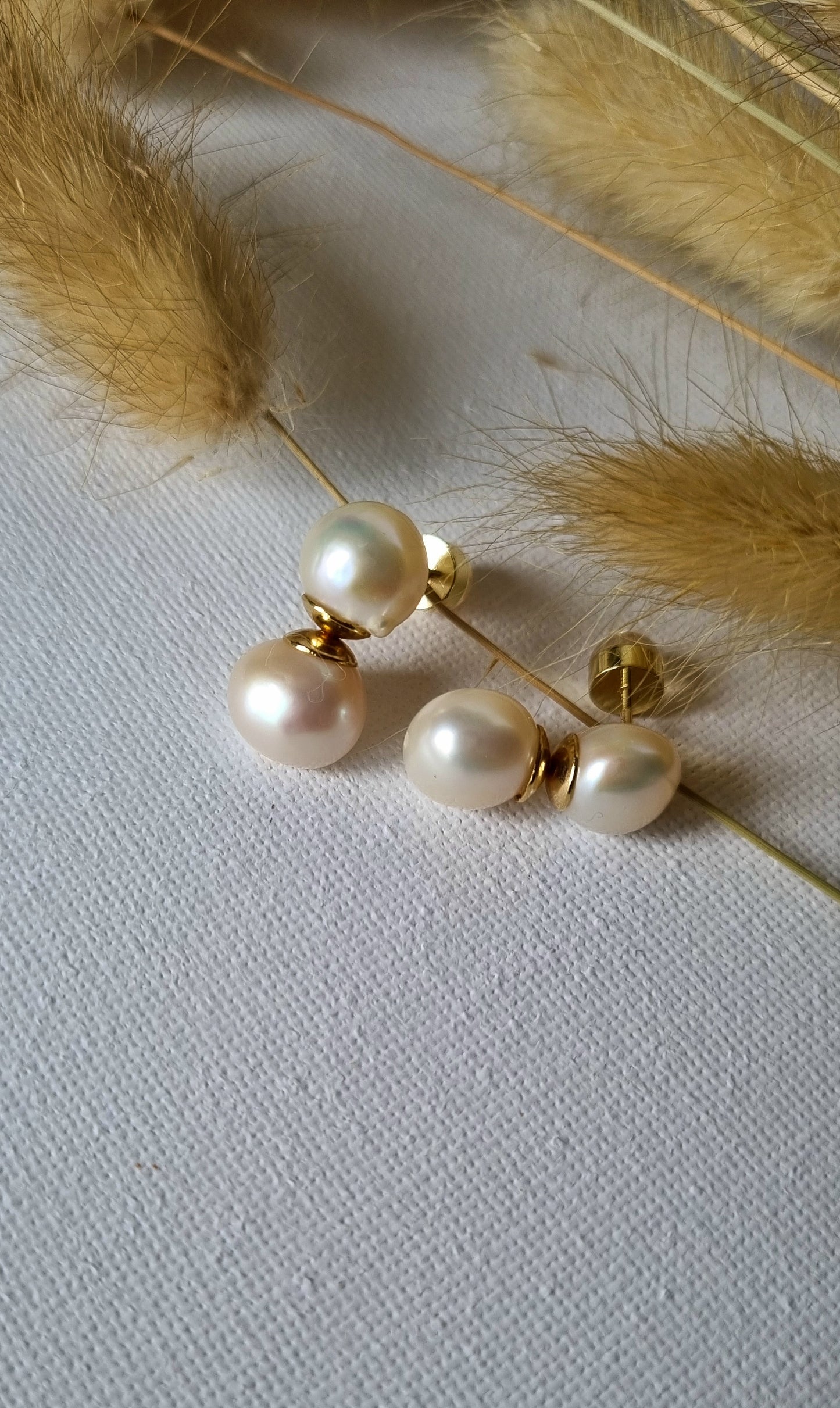 Elegante CORALIA Ohrstecker mit doppelt gelegten natürlichen Perlen