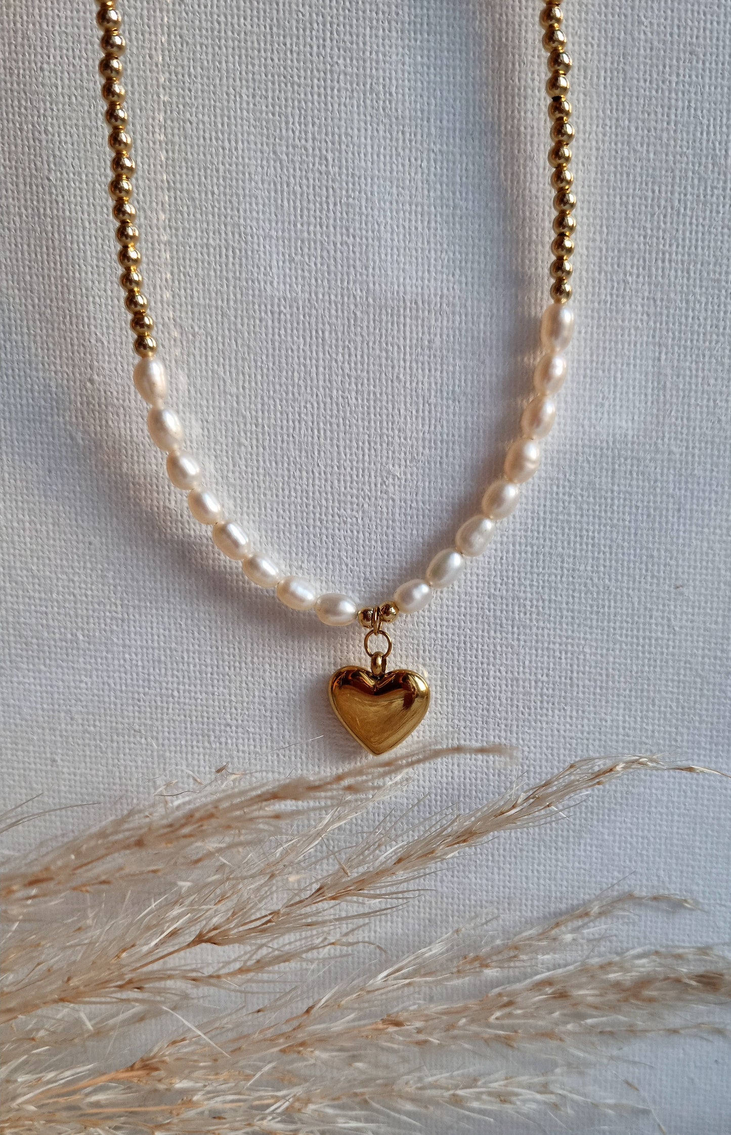Schöne echte Perlenkette FANTASÍA mit Herzanhänger und goldene Kugeln
