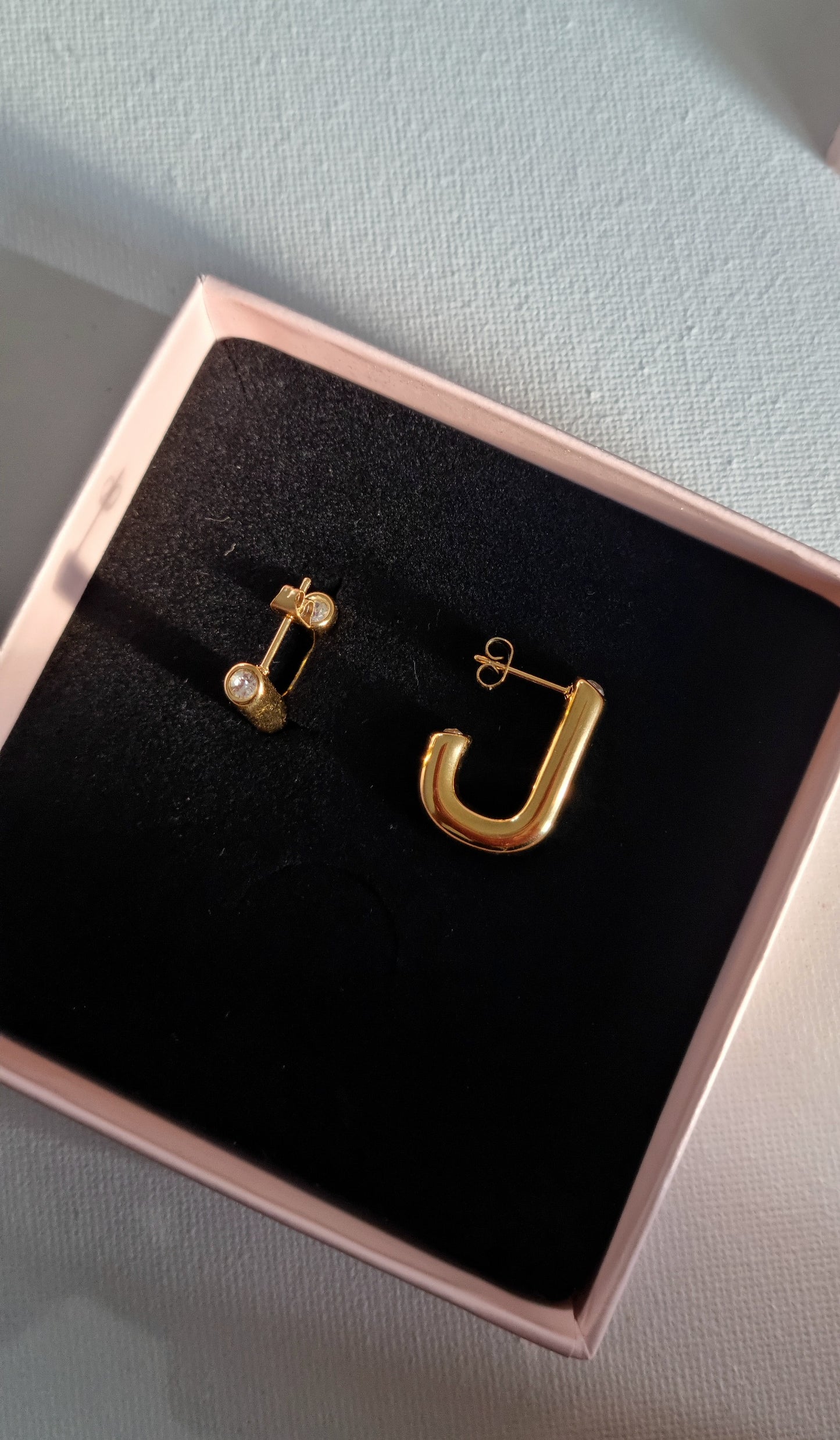 Minimalistische Ohrringe ARA Ohrringe aus Edelstahl mit Zirkoniasteinen