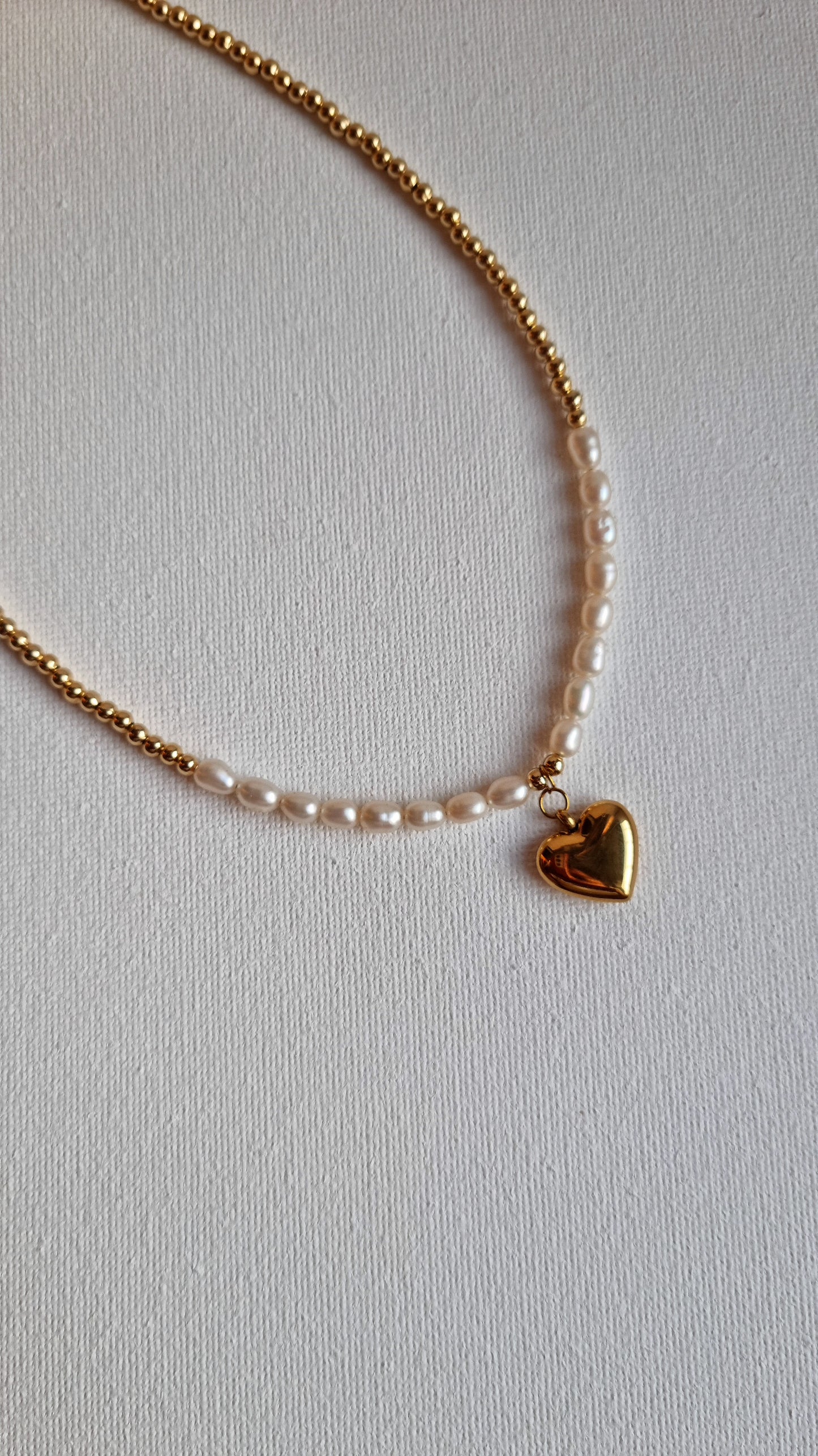 Schöne echte Perlenkette FANTASÍA mit Herzanhänger und goldene Kugeln