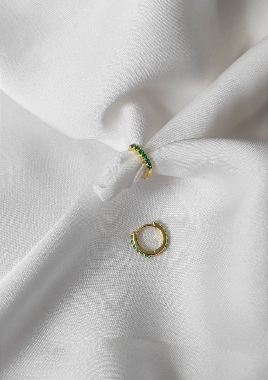 Kleine Solitär-Piercing huggie BOA aus 925er Sterlingsilber mit grünem Zirconiastein