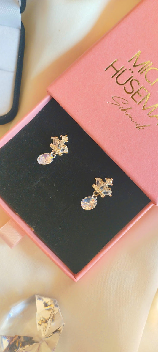 Luxurious FELICIDAD stud earrings made of 925 silver with white zirconia stone and crown shape.