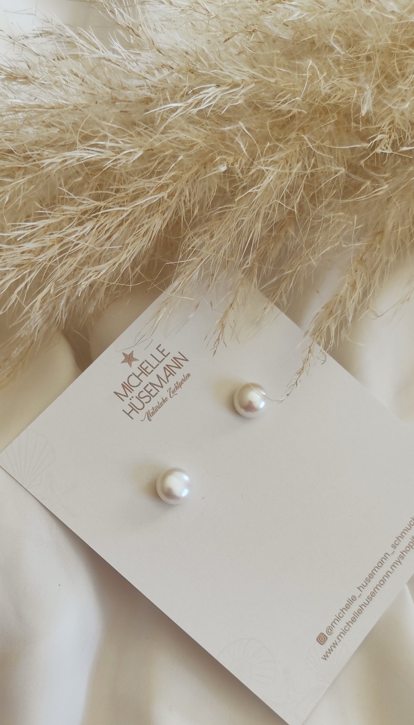 Delicate and simple earrings FLOR DE LOTO with natural pearl (night blue, white)