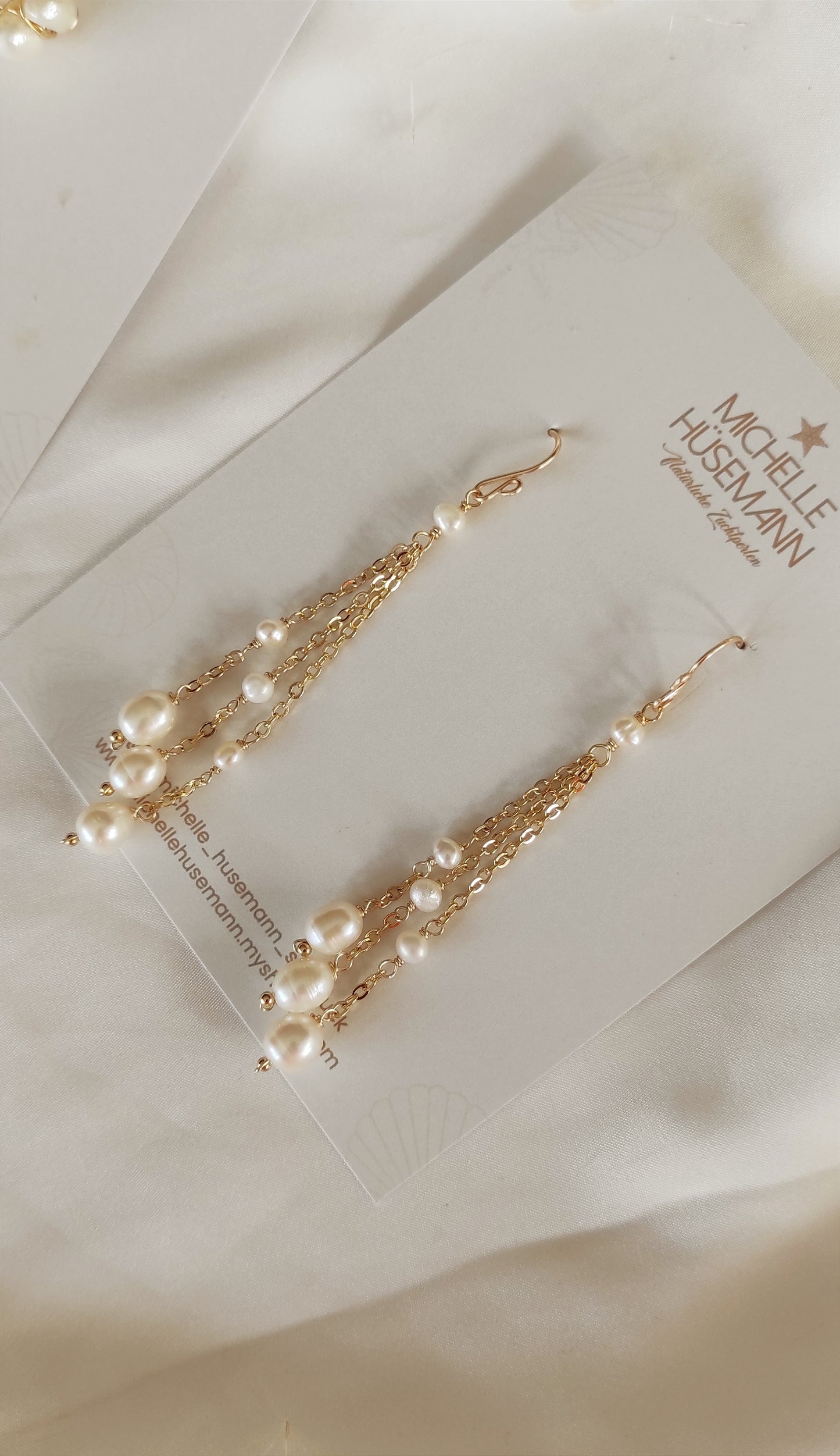 Eye-catching VIOLETA earrings with natural pearls