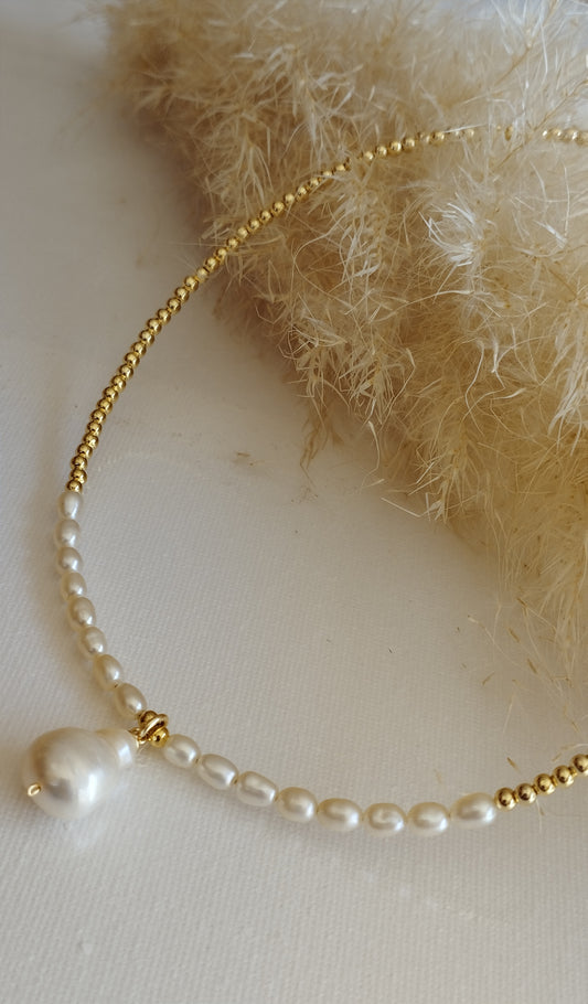Precioso collar de perlas reales ALYSSA con colgante y bolas doradas.