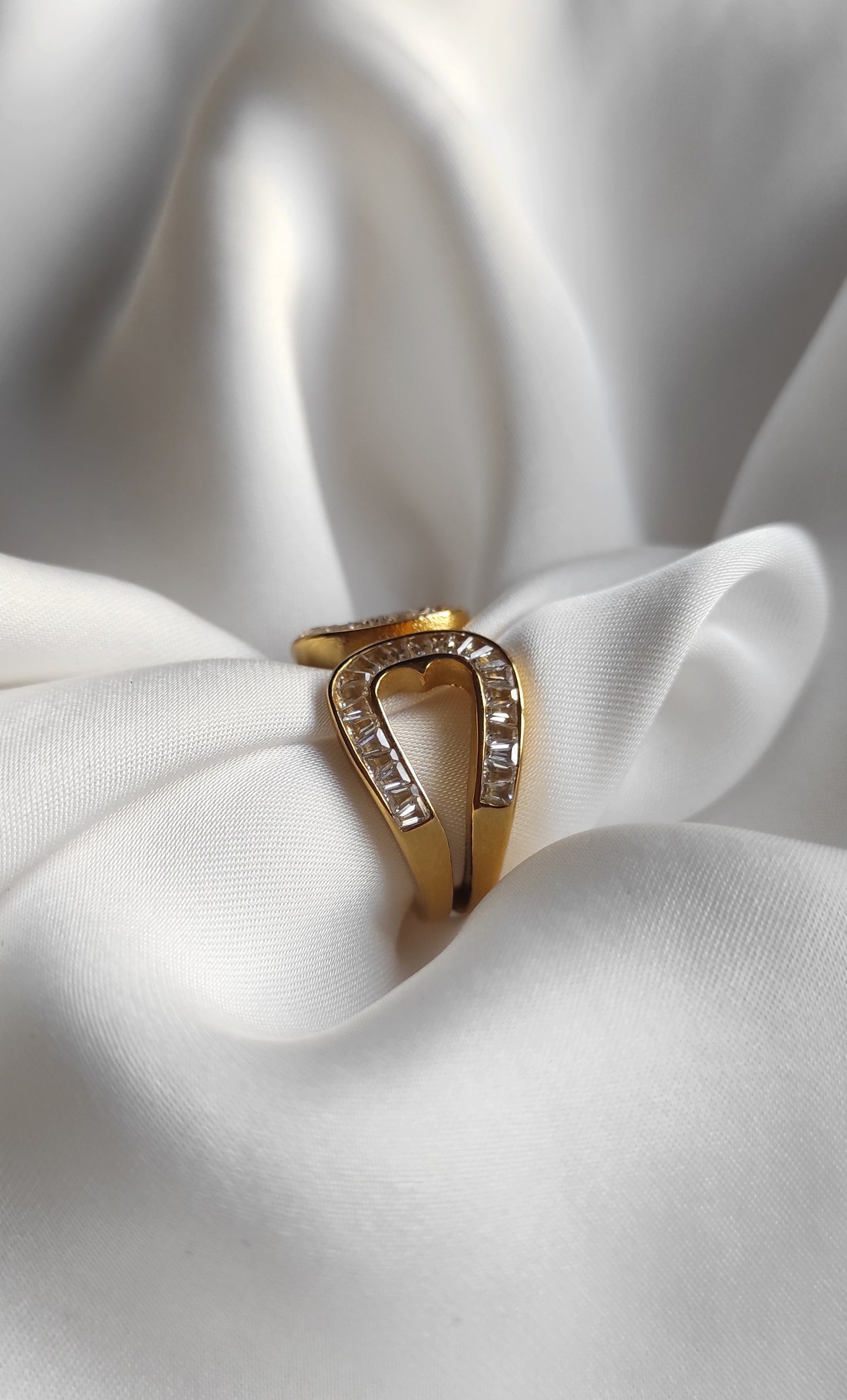 Eleganter Ring GLEMMA mit Zirkoniasteinen