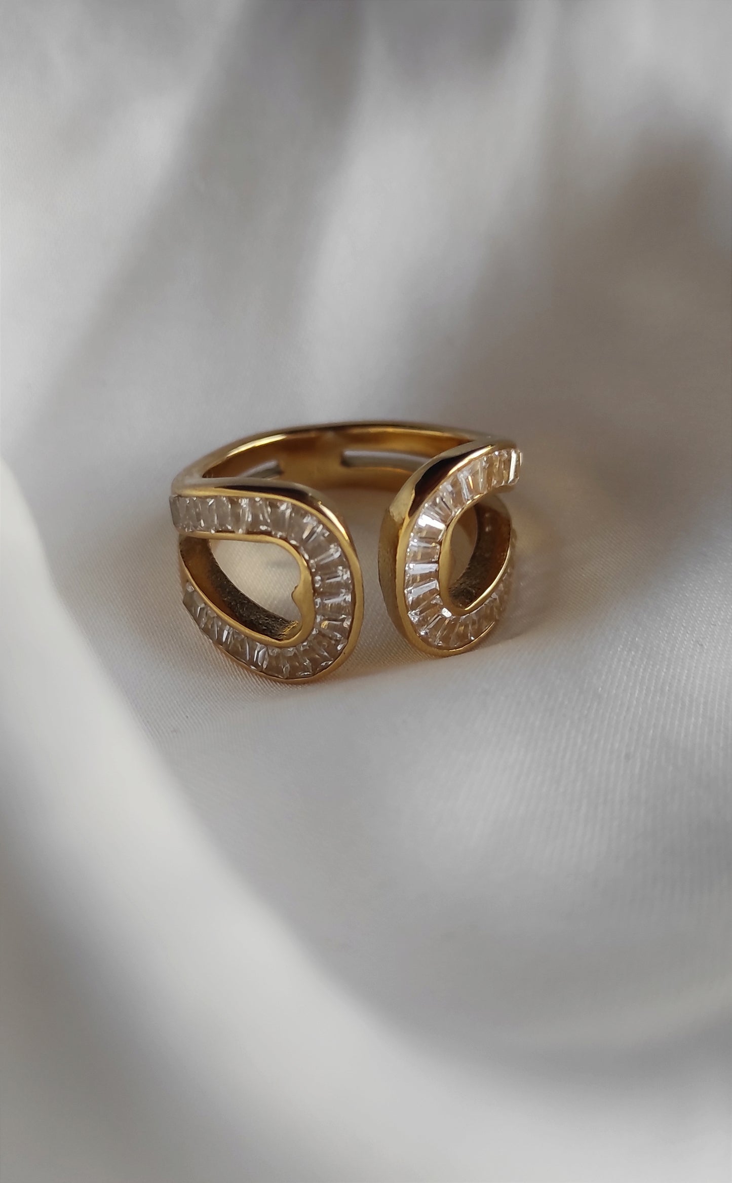 Eleganter Ring GLEMMA mit Zirkoniasteinen