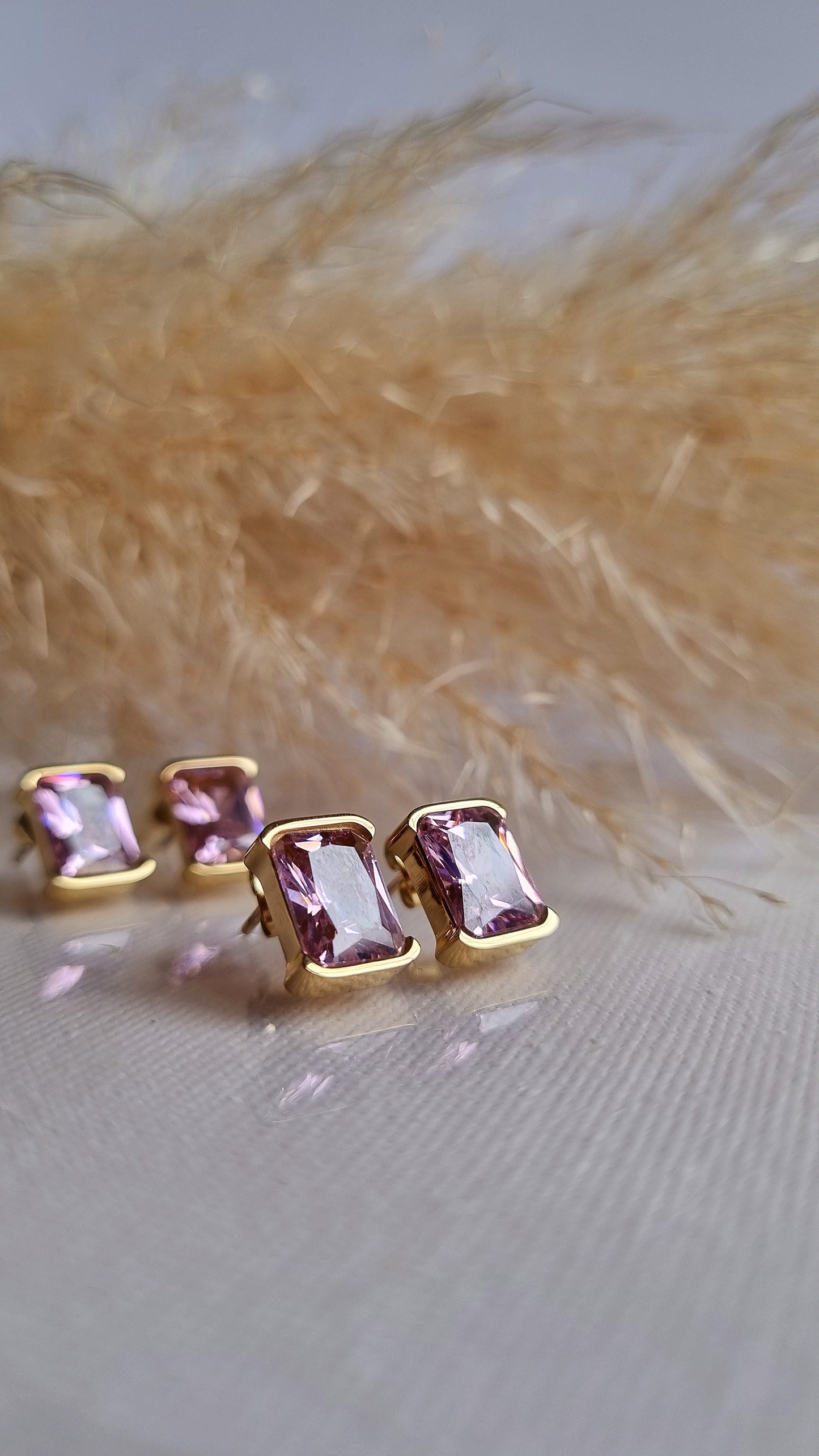 Wunderschöne Basic Ohrringe LEIA mit rosafarbenem Zirkonia-Stein