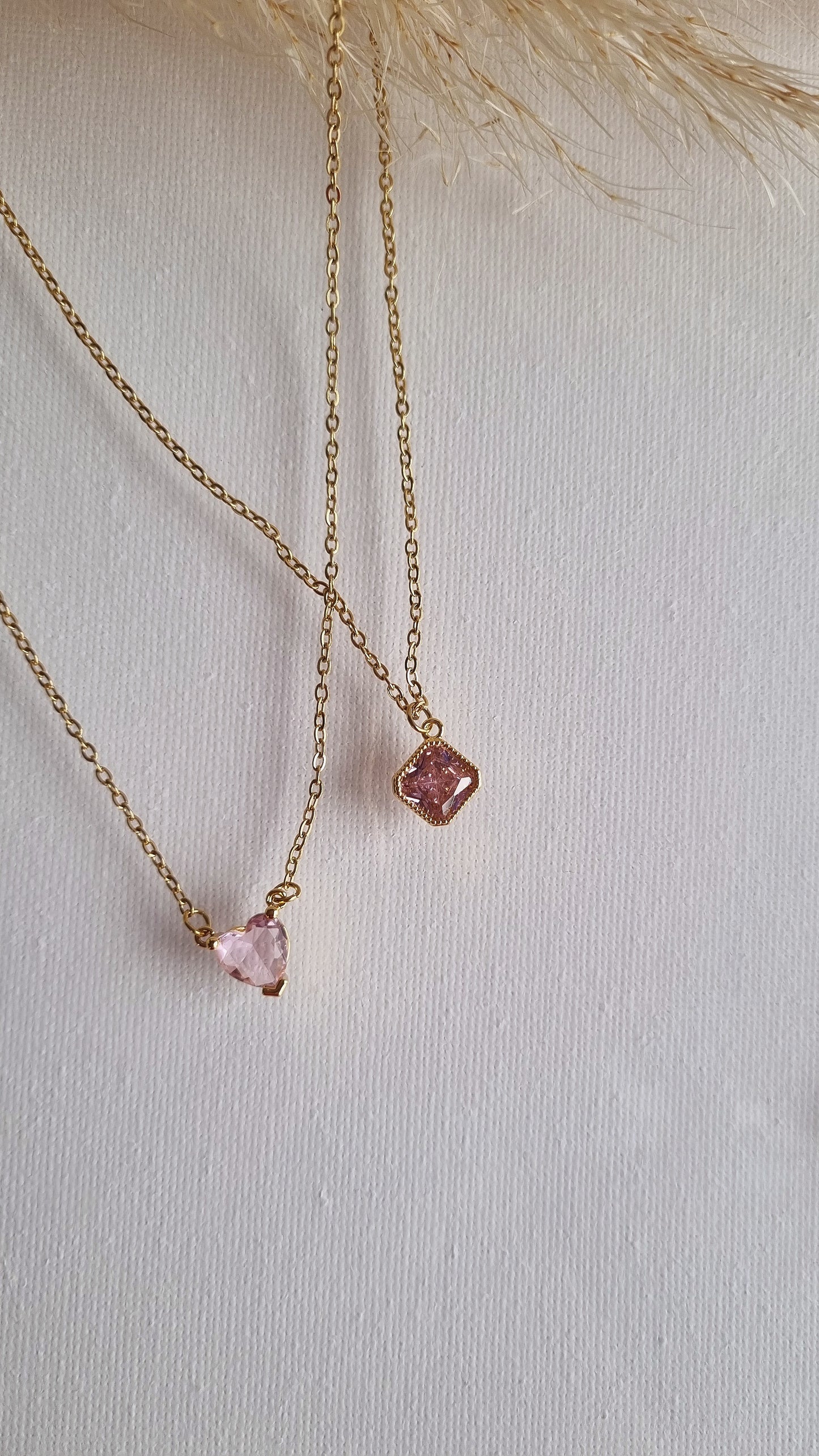 Attraktive Halskette PRAGMA mit rosafarbenem Zirkonia-Steinanhänger