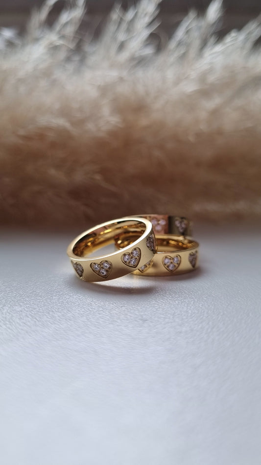 Wunderschöner Ring CARIÑO mit Herzen und kleinen Zirkoniasteinen