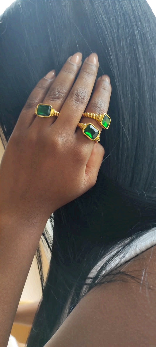 Ring TWISTED with green stone