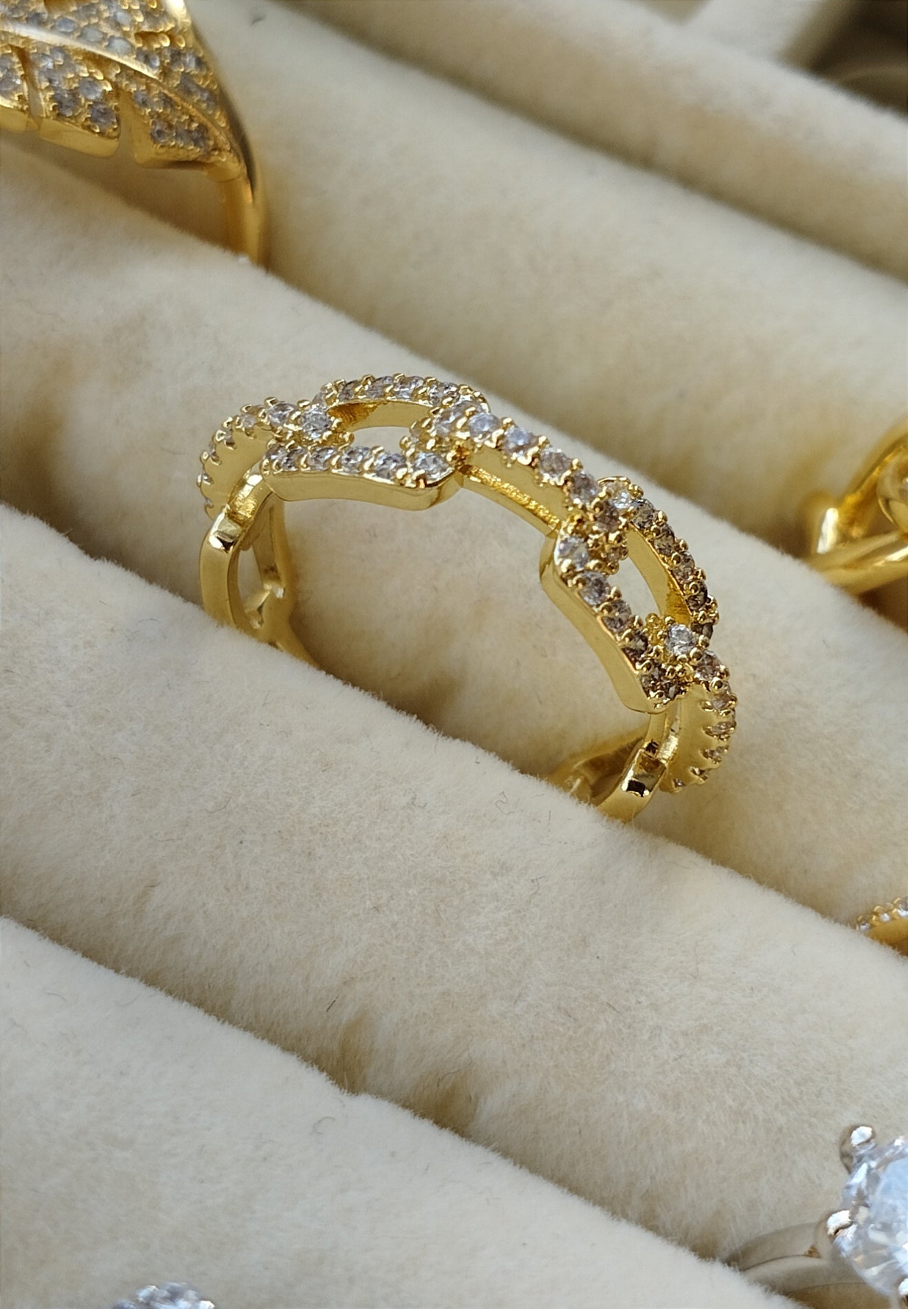 Luxuriöser Damenring Ring ESPERANZA mit Edelsteinbesatz