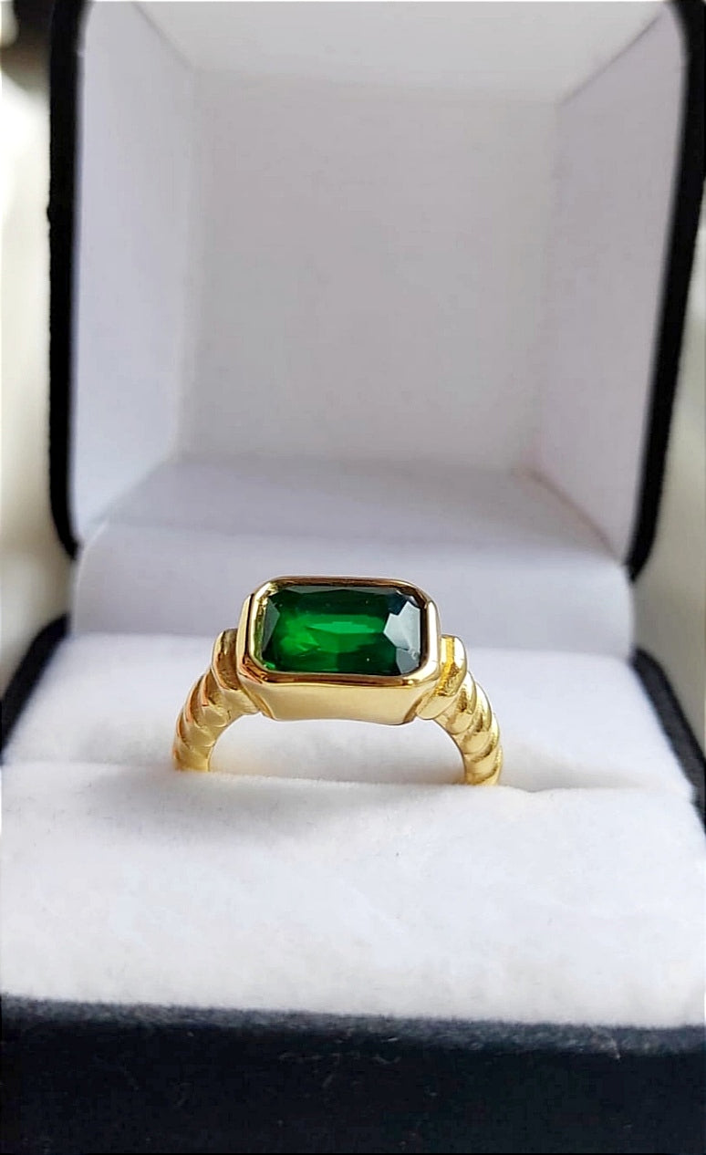 Ring TWISTED mit grünem Stein