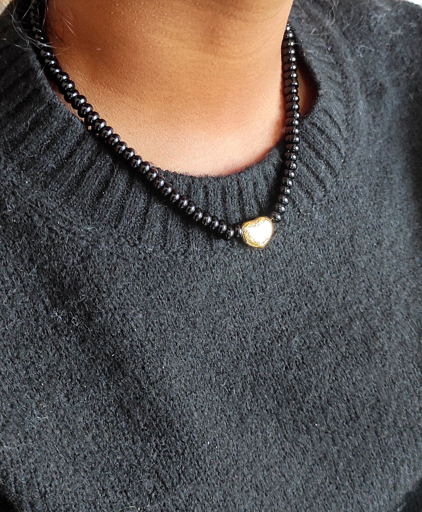 Handgefertigte schwarze Halskette ADHARA mit Herzanhänger