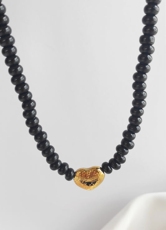 Handgefertigte schwarze Halskette ADHARA mit Herzanhänger