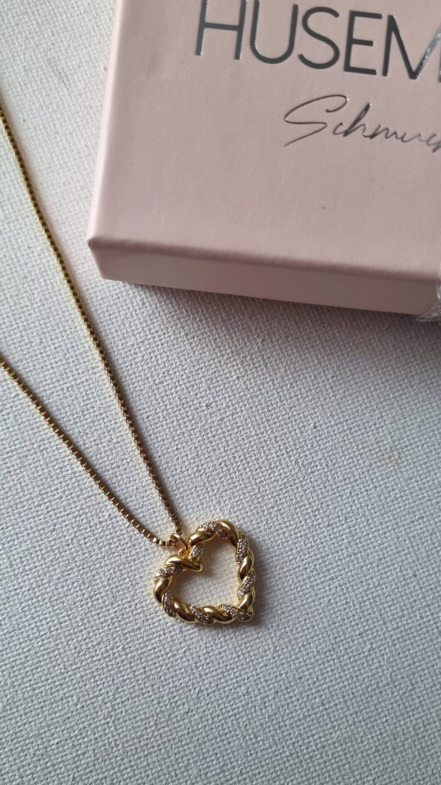 Halskette CLARA mit Geflochtenem Herzanhänger