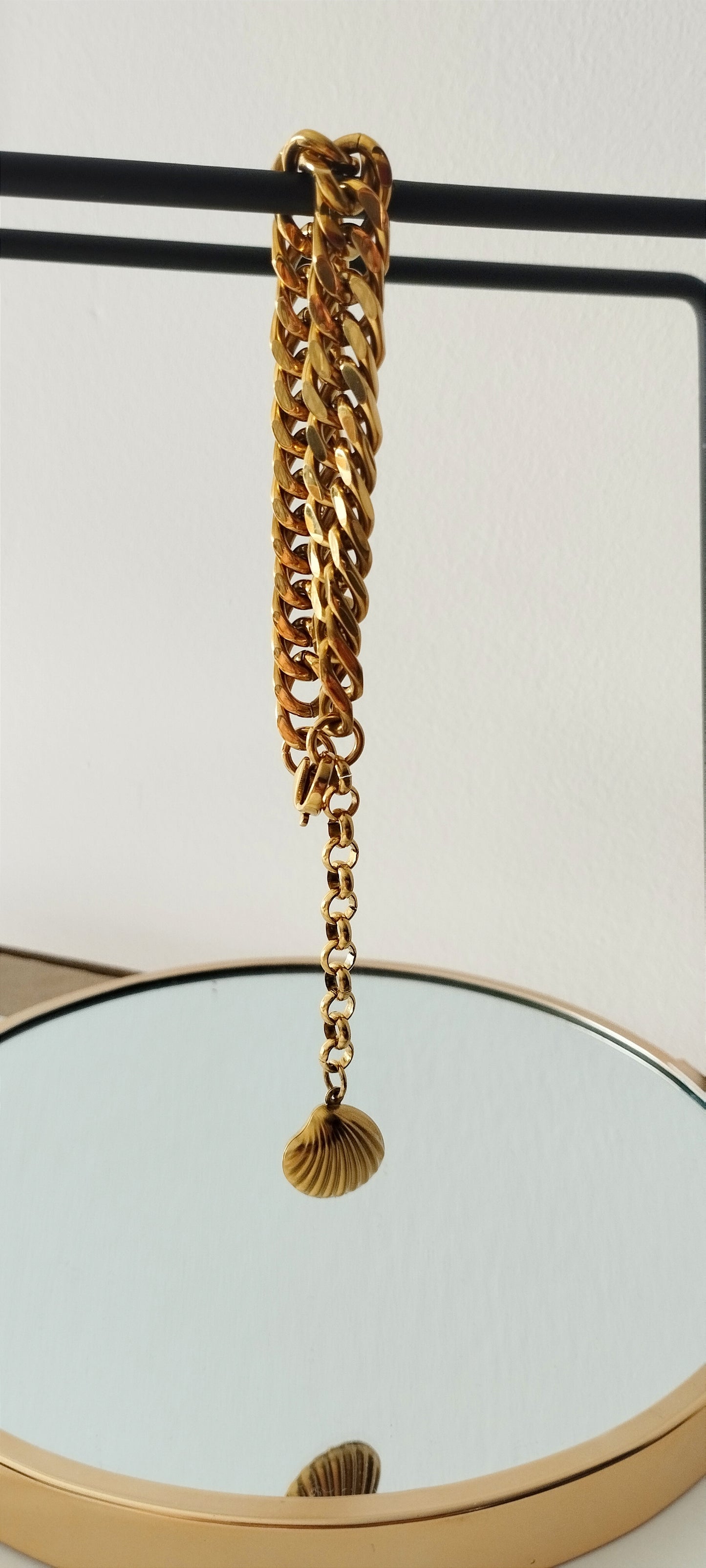 Curb bracelet DUNE with golden shell