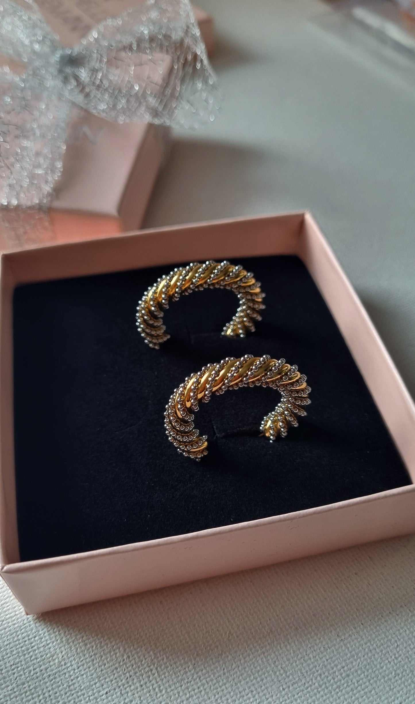 MAJESTY TWIST  Creolen: Kühnheit und geflochtene Eleganz