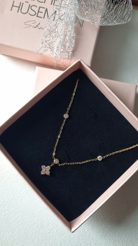 Feine Halskette  ETHEREA mit Kleeblatt-Anhänger und Lichtpunkten