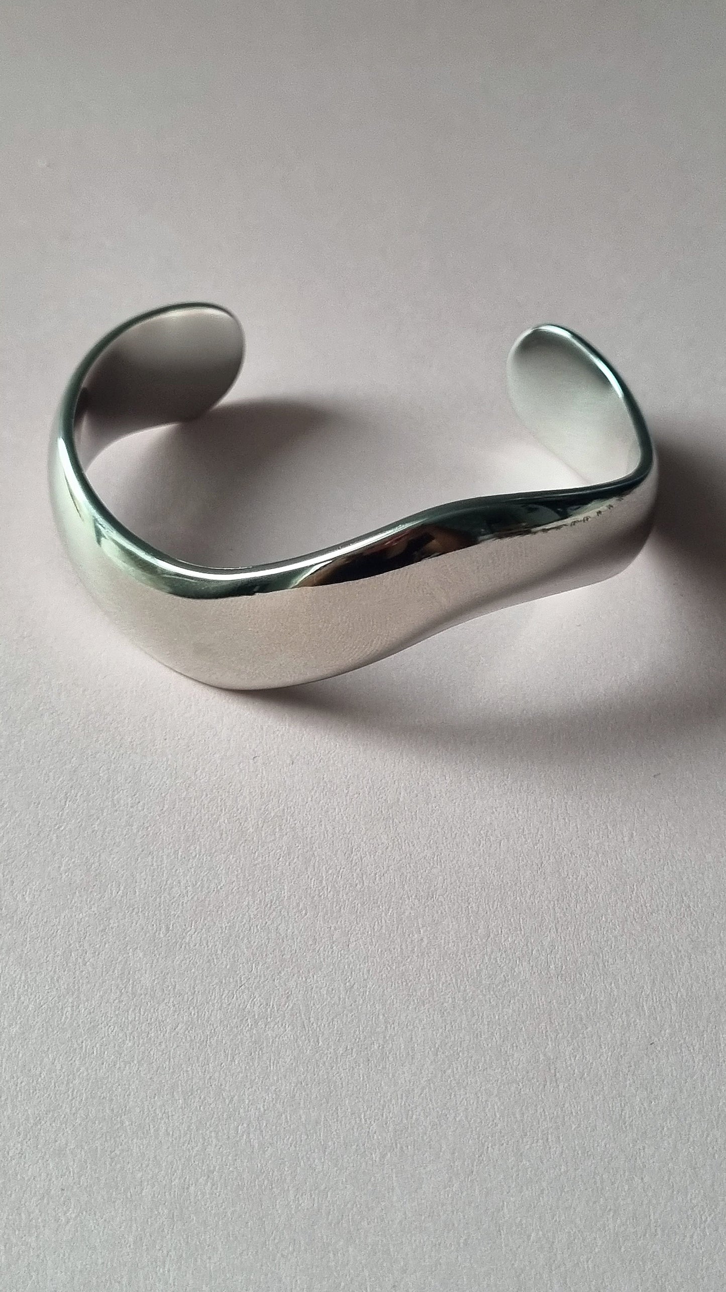 ONDA Armreif: Fließender Luxus