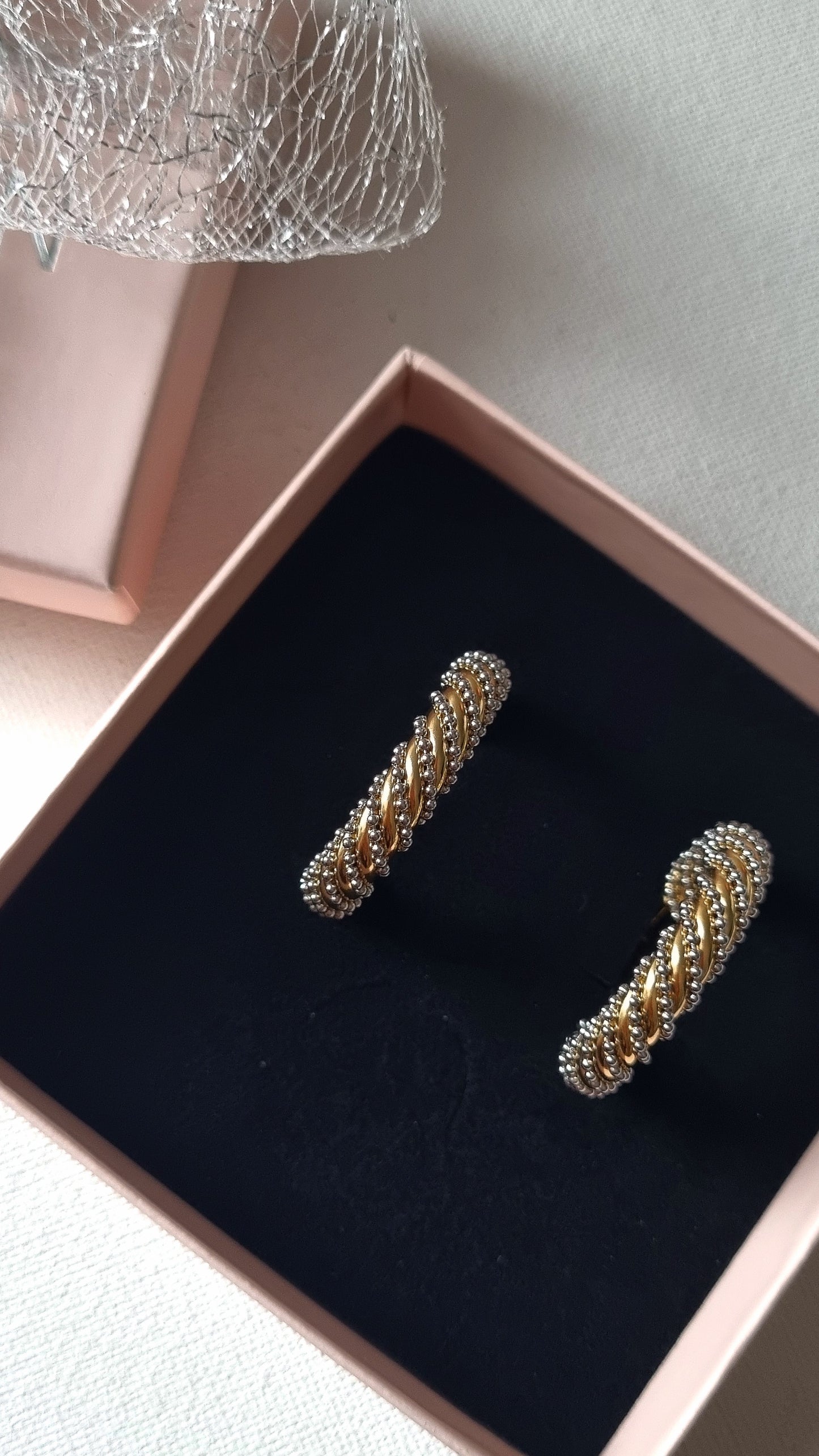 MAJESTY TWIST  Creolen: Kühnheit und geflochtene Eleganz