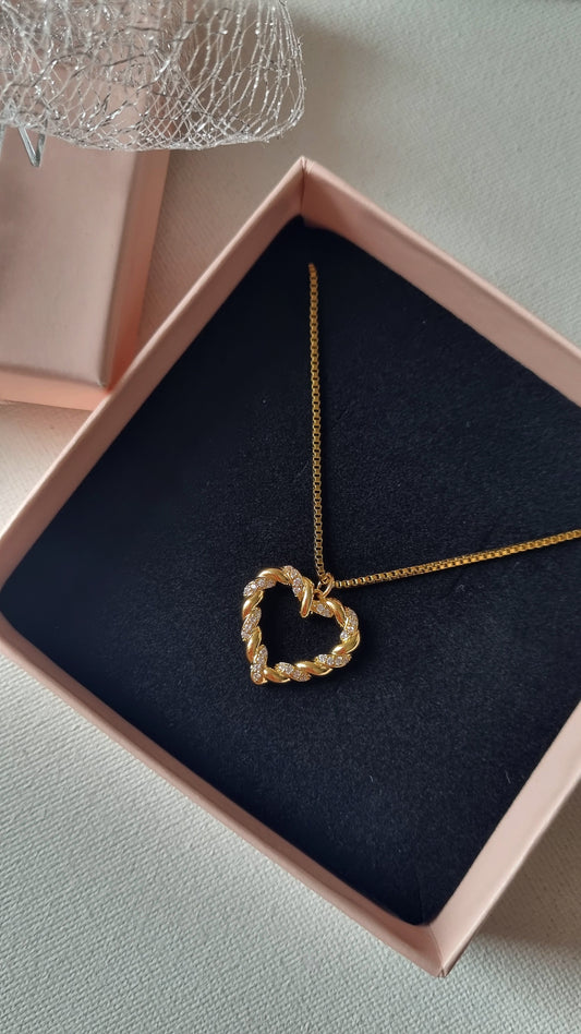 Halskette CLARA mit Geflochtenem Herzanhänger