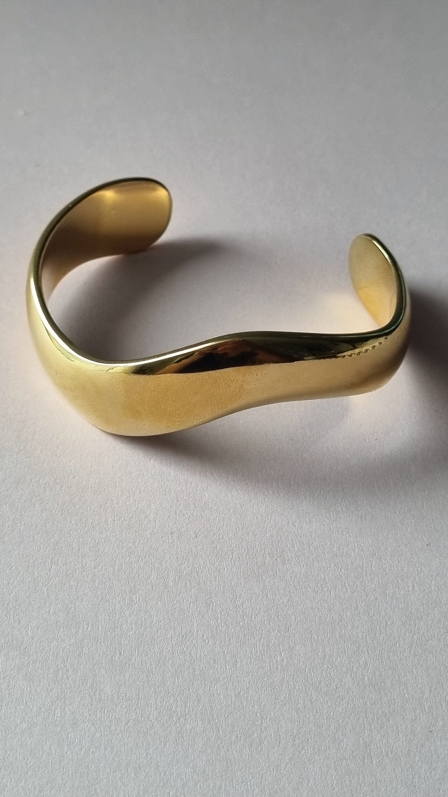 ONDA Armreif: Fließender Luxus