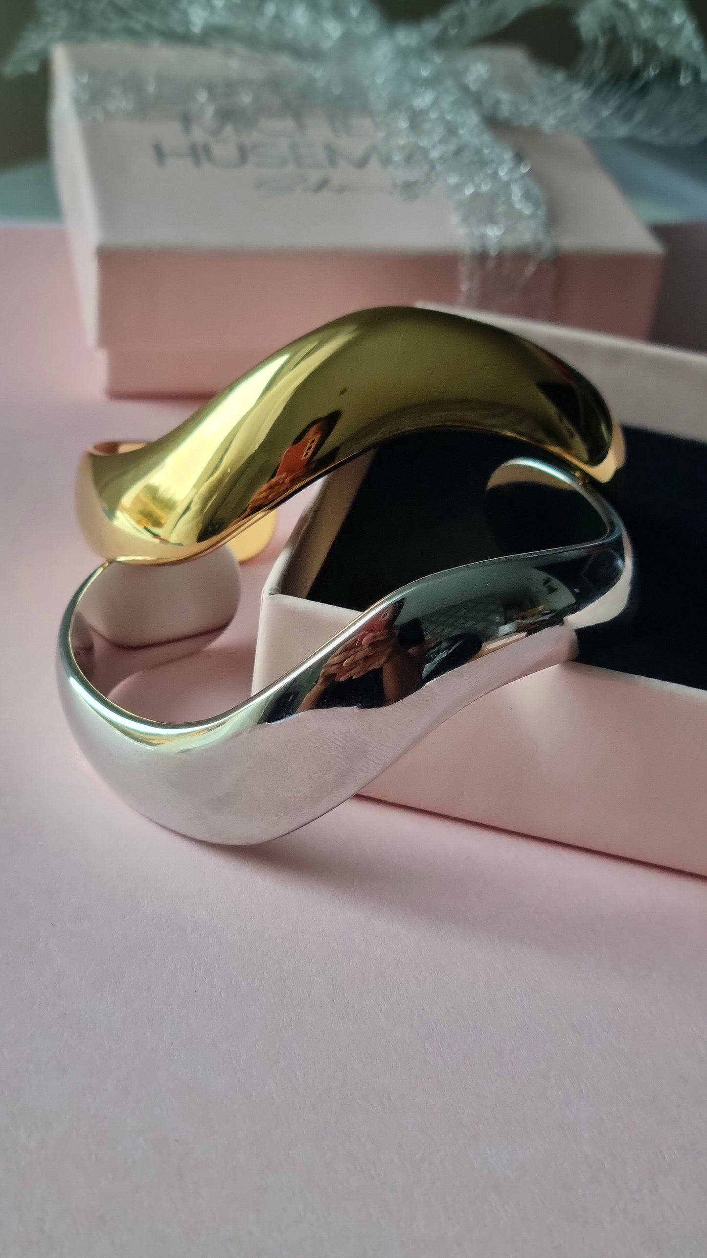 ONDA Armreif: Fließender Luxus