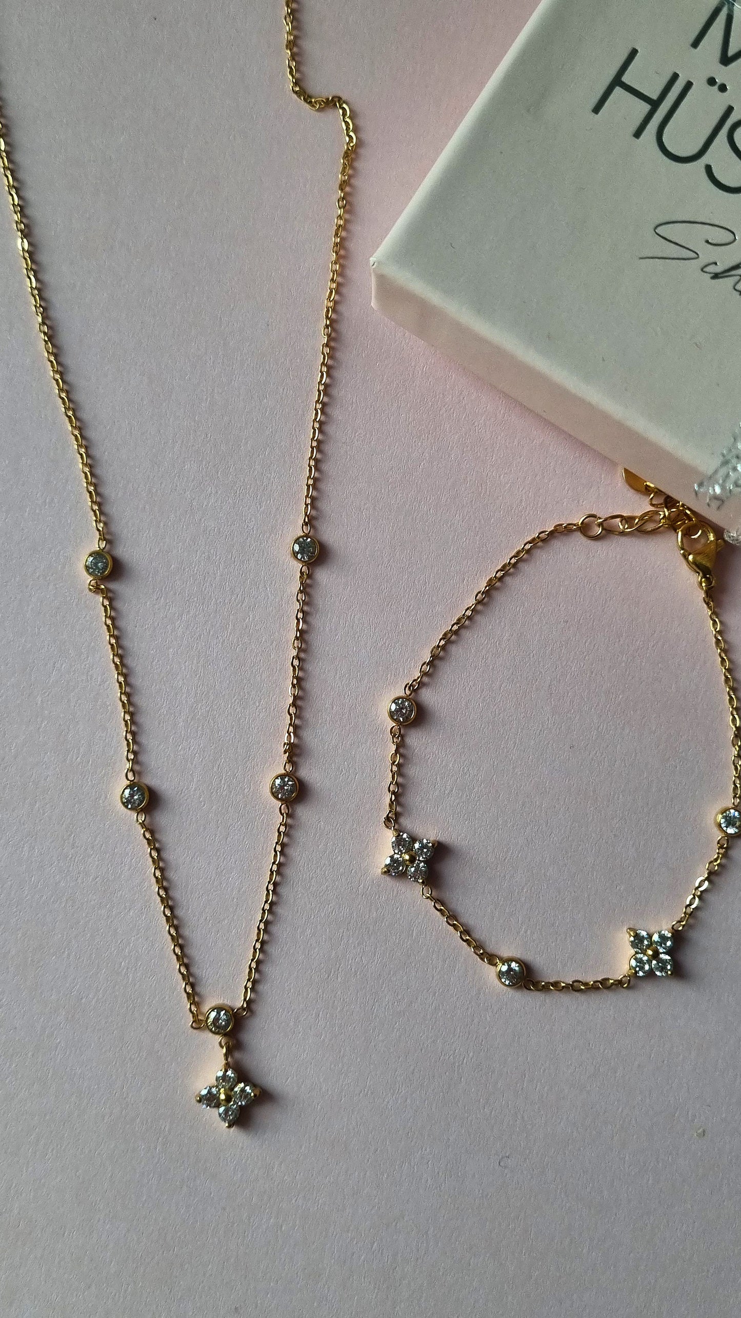 Feine Halskette  ETHEREA mit Kleeblatt-Anhänger und Lichtpunkten