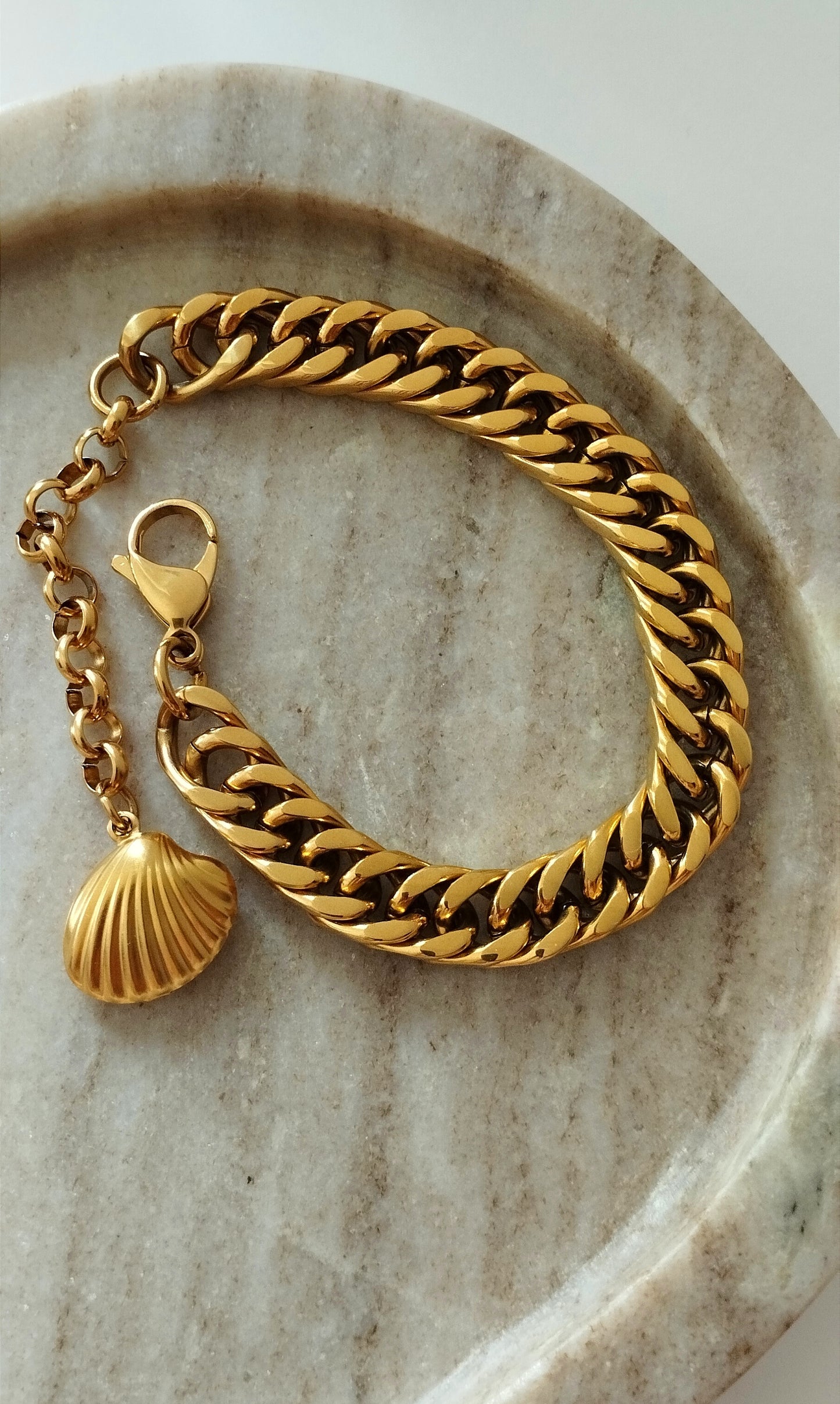 Curb bracelet DUNE with golden shell