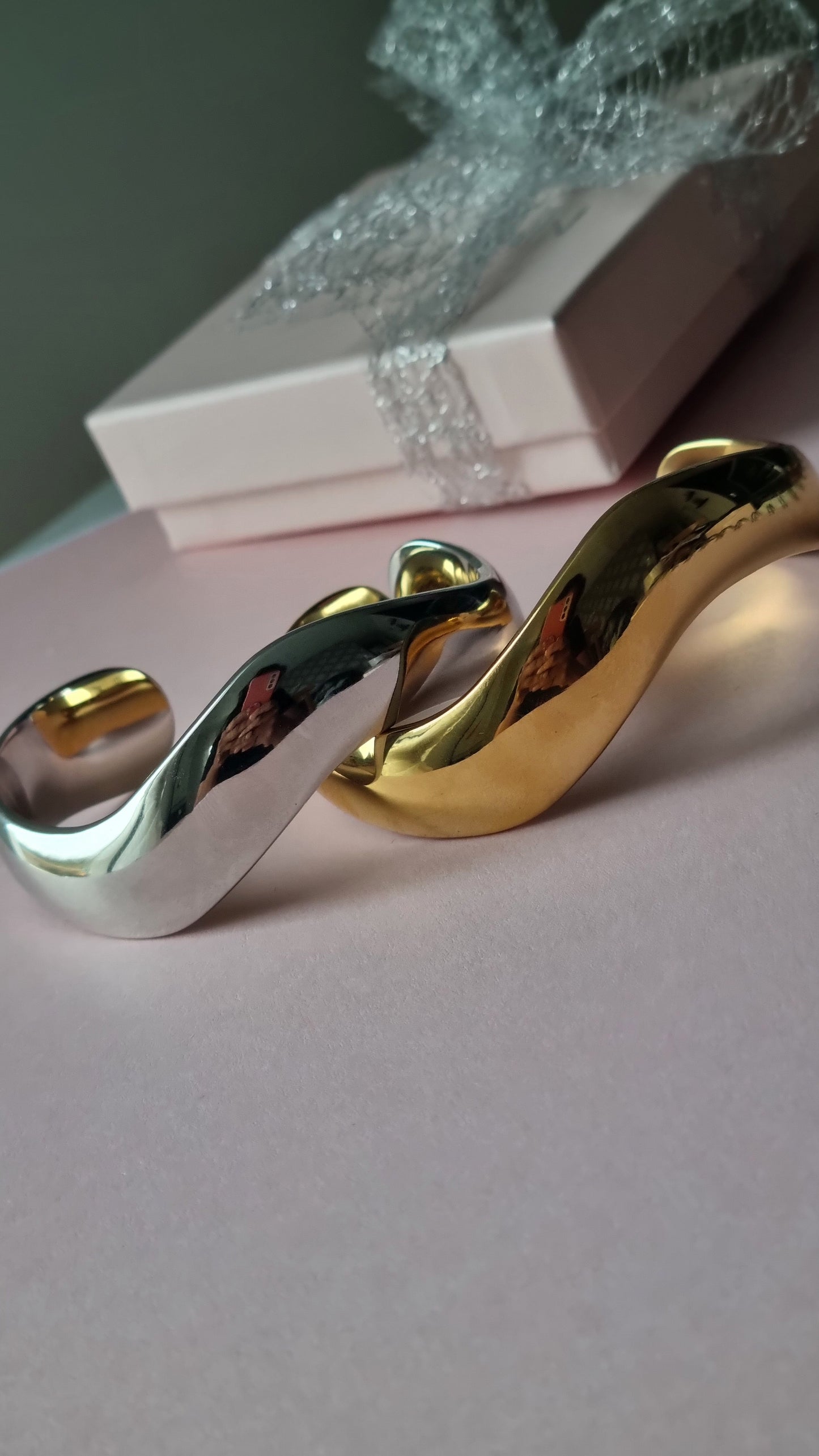 ONDA Armreif: Fließender Luxus