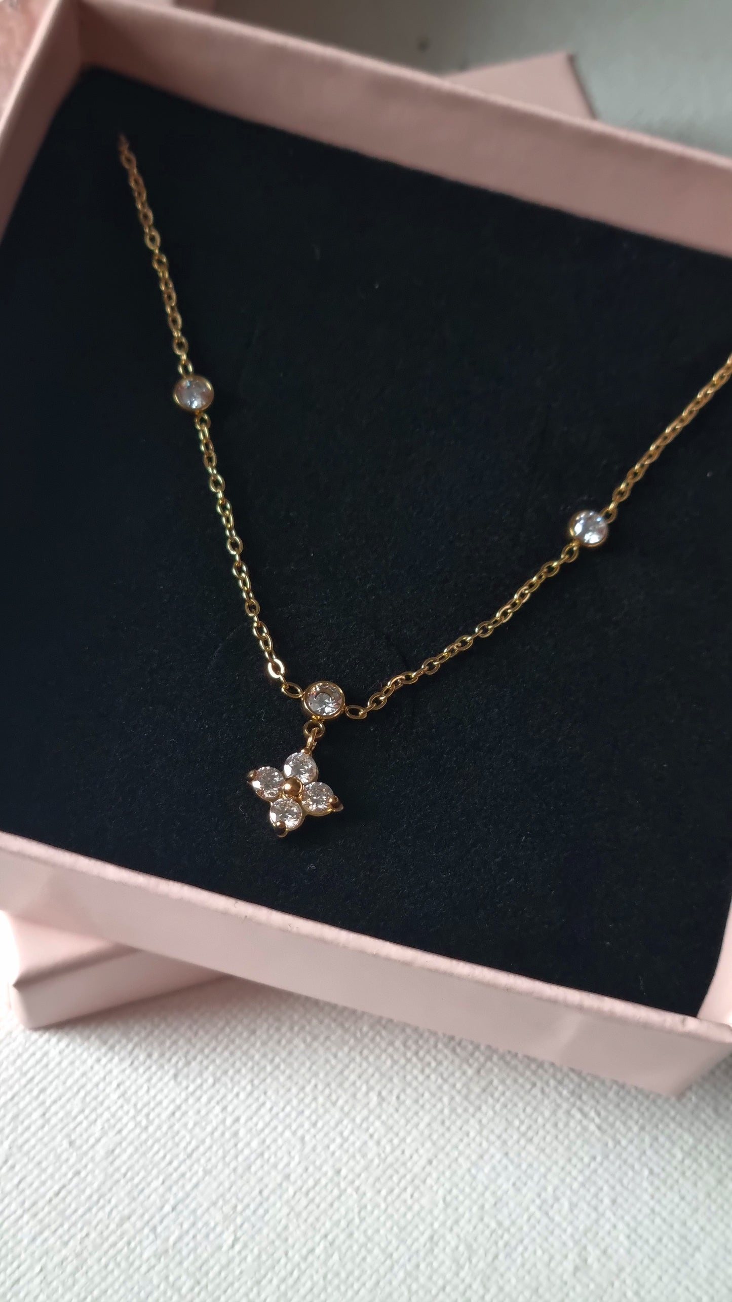 Feine Halskette  ETHEREA mit Kleeblatt-Anhänger und Lichtpunkten