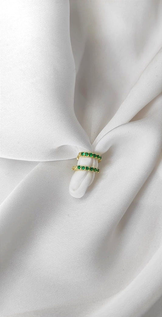 Small solitaire piercing huggie BOA made of 925 sterling silver with green zirconia stone